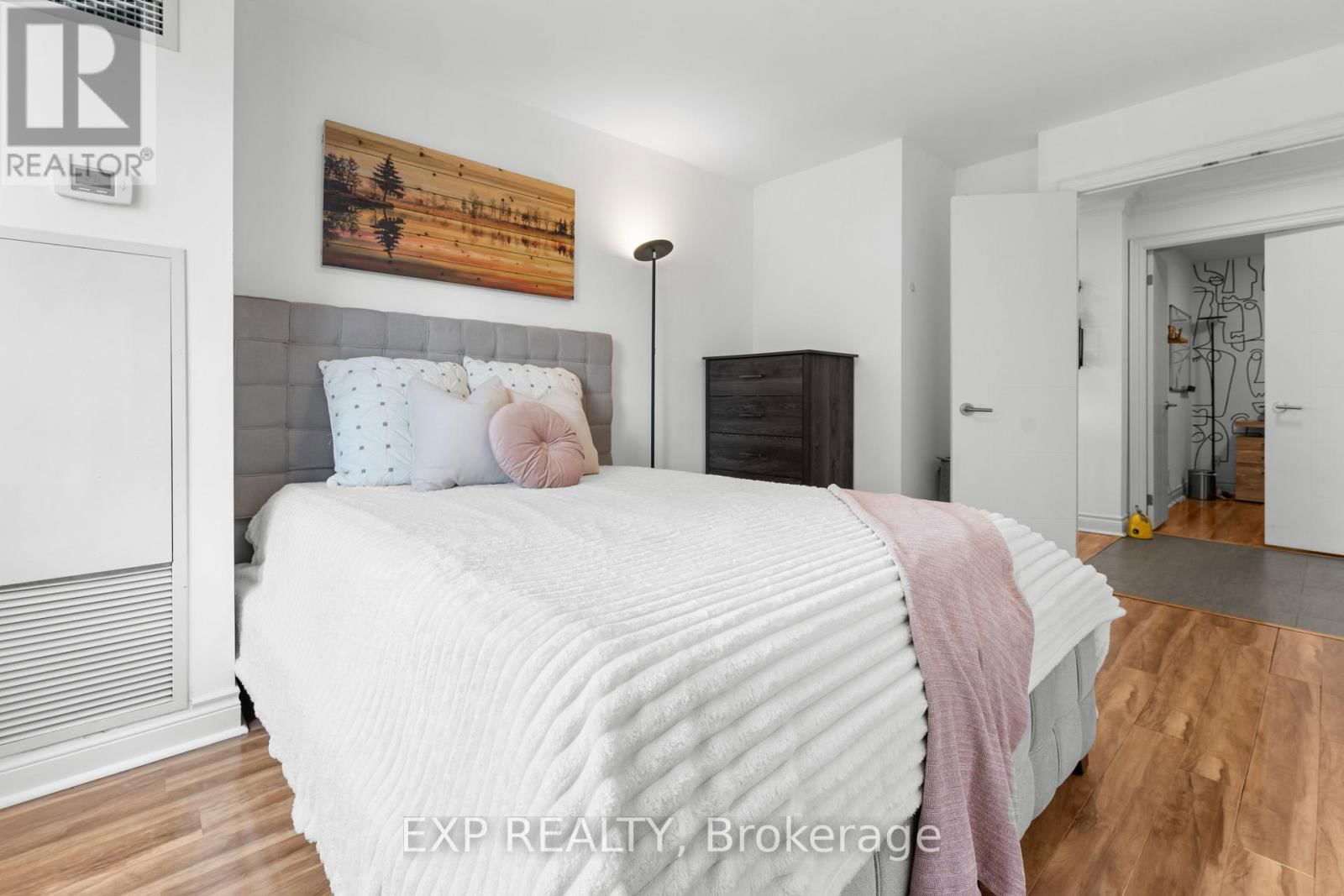 1109 - 2 CLAIRTRELL ROAD Image 13