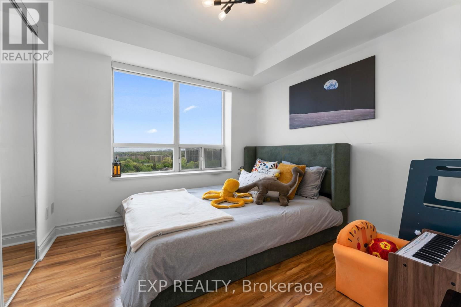 1109 - 2 CLAIRTRELL ROAD Image 16