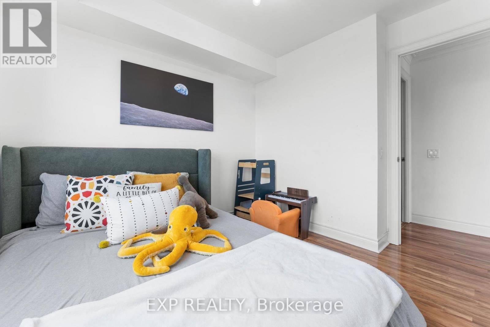 1109 - 2 CLAIRTRELL ROAD Image 17