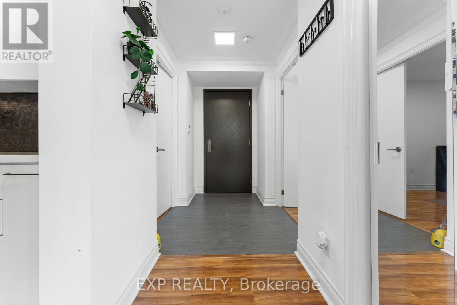 1109 - 2 CLAIRTRELL ROAD Image 3