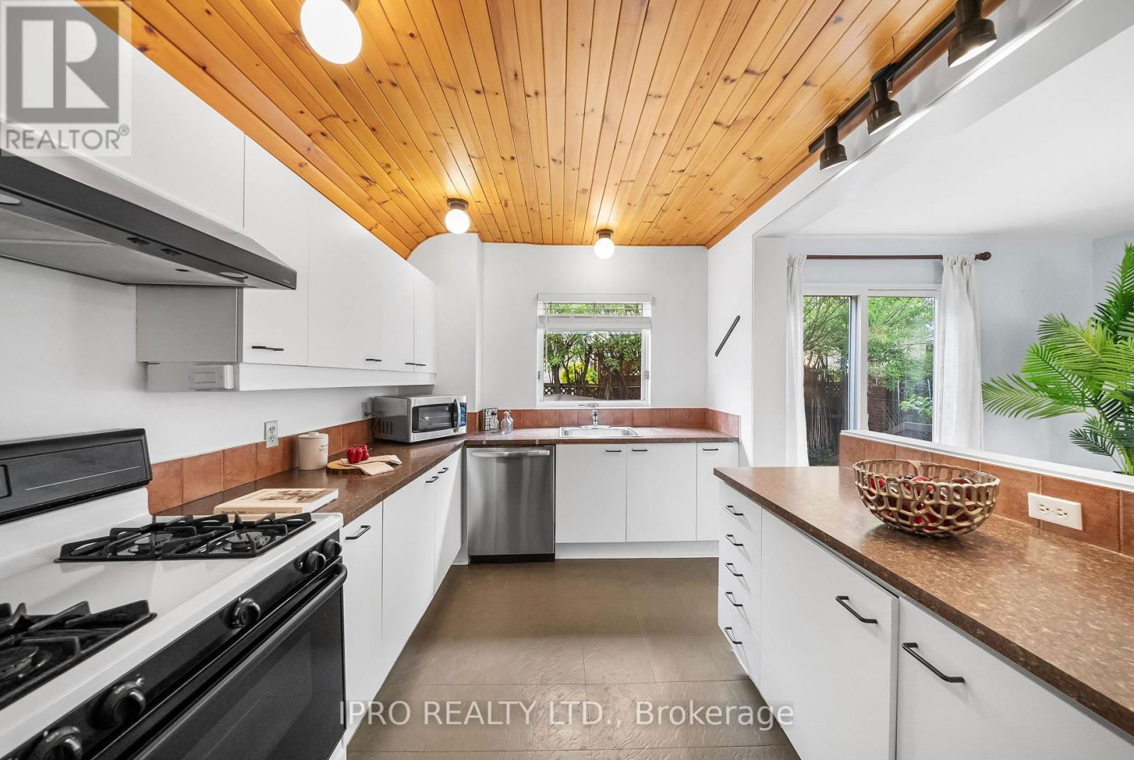 134 HELENDALE AVENUE Image 11