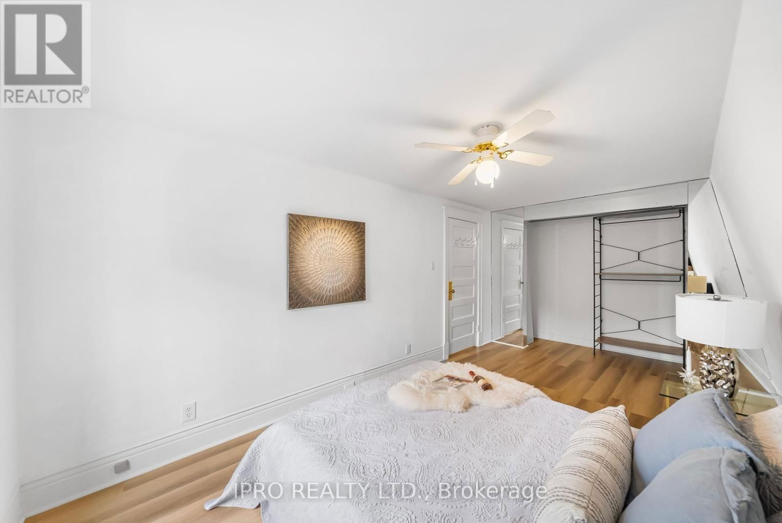 134 HELENDALE AVENUE Image 18