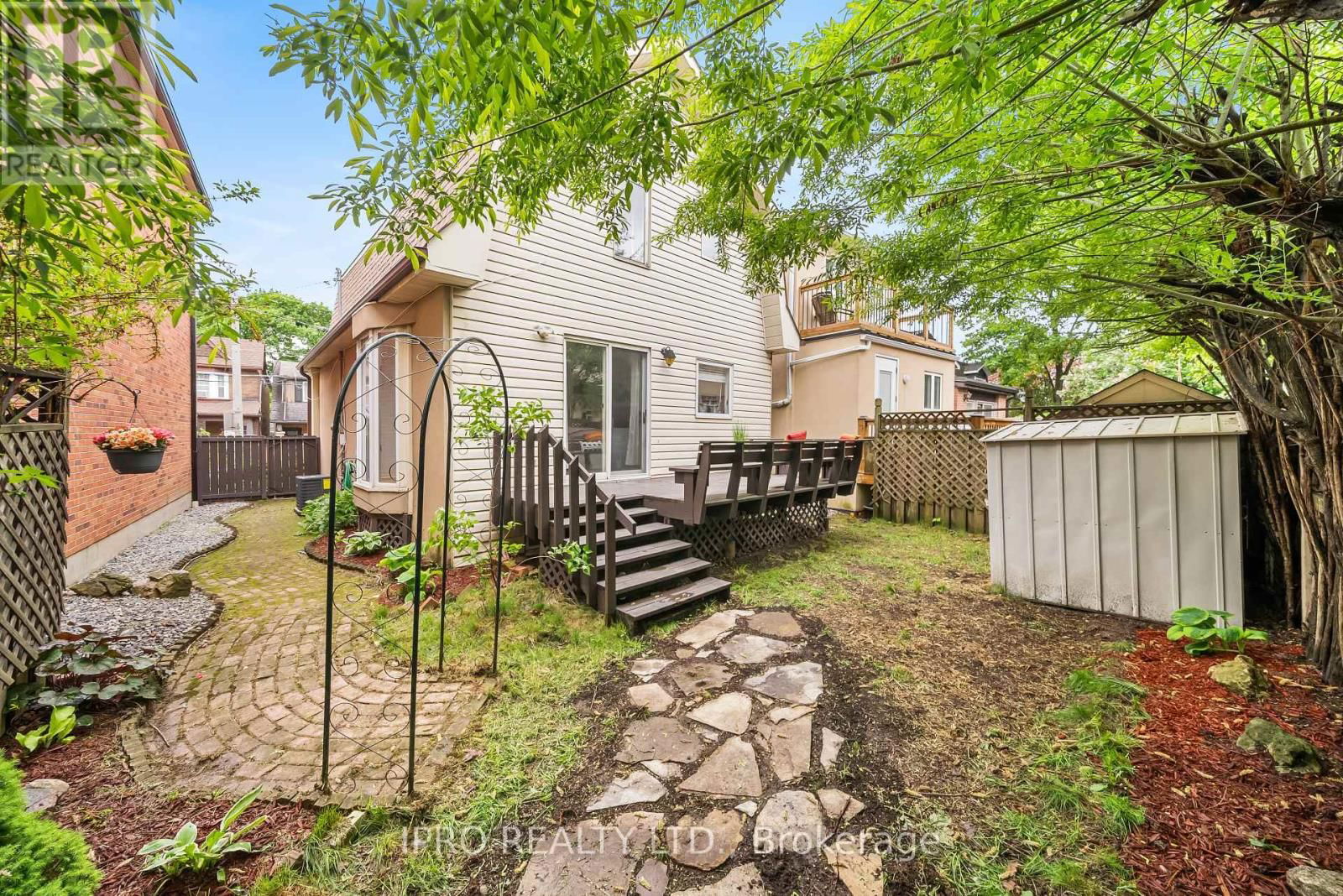 134 HELENDALE AVENUE Image 23