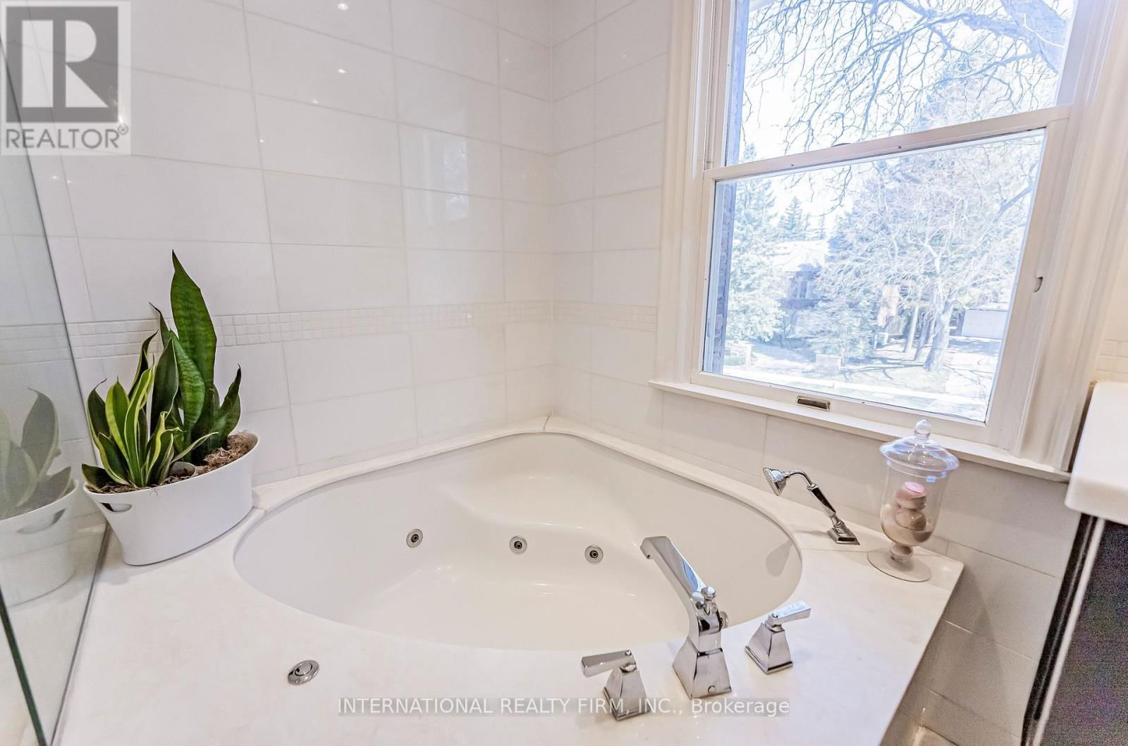 6 PENWOOD CRESCENT Image 27