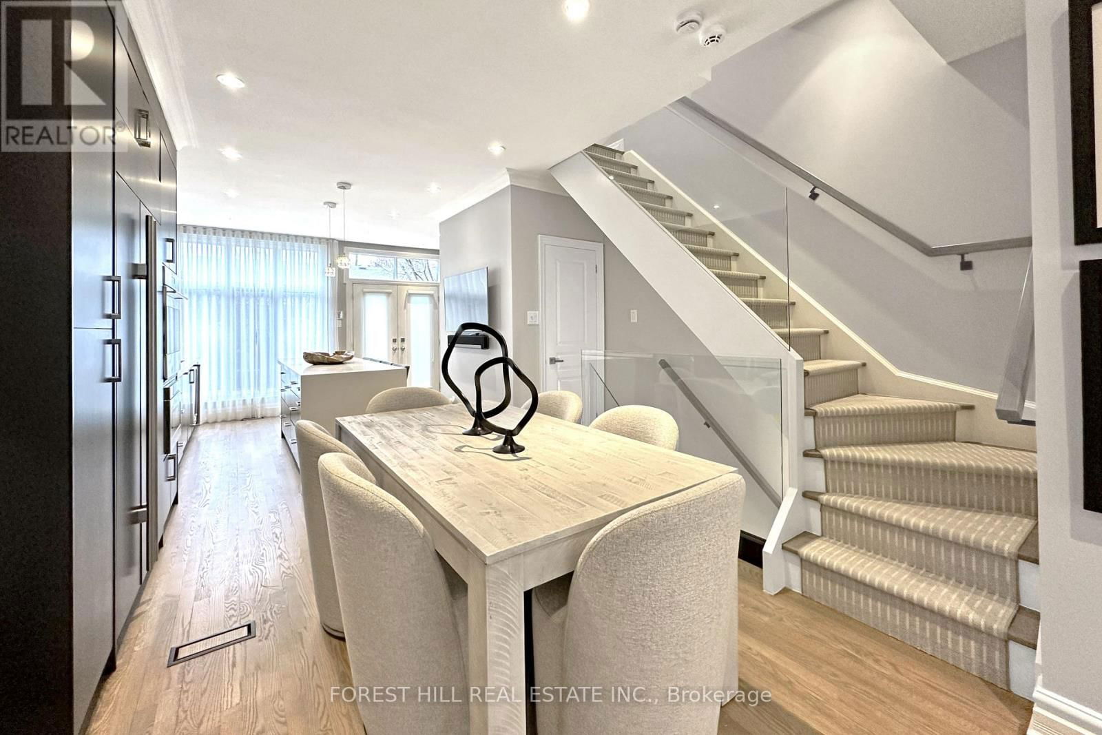 8 ALEX MEWS Image 11