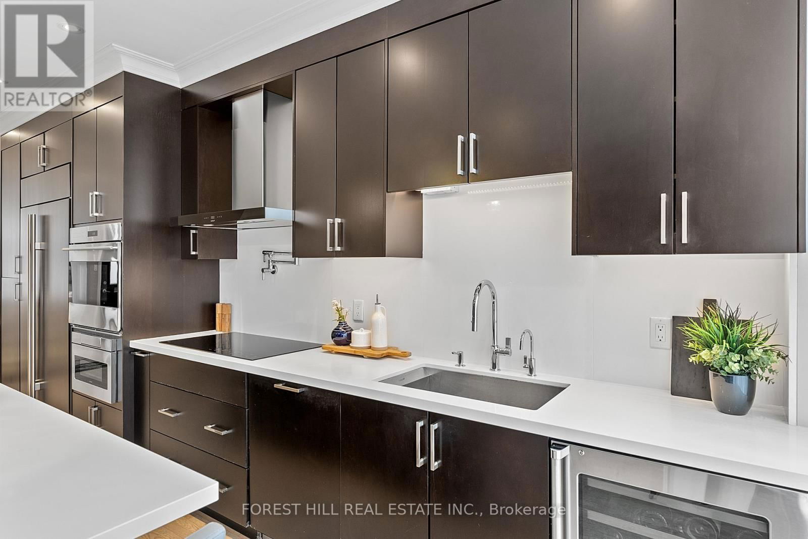 8 ALEX MEWS Image 18