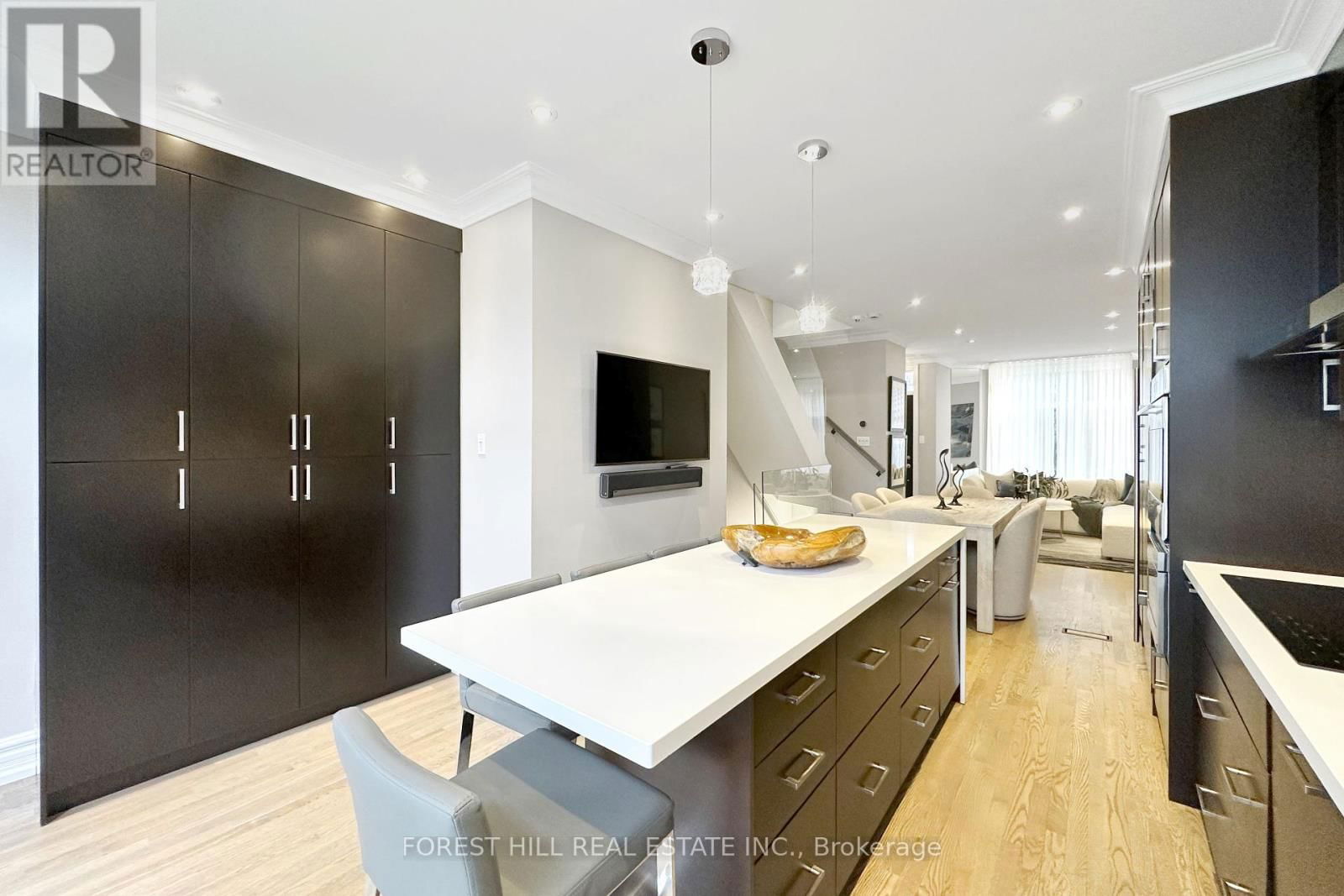 8 ALEX MEWS Image 19