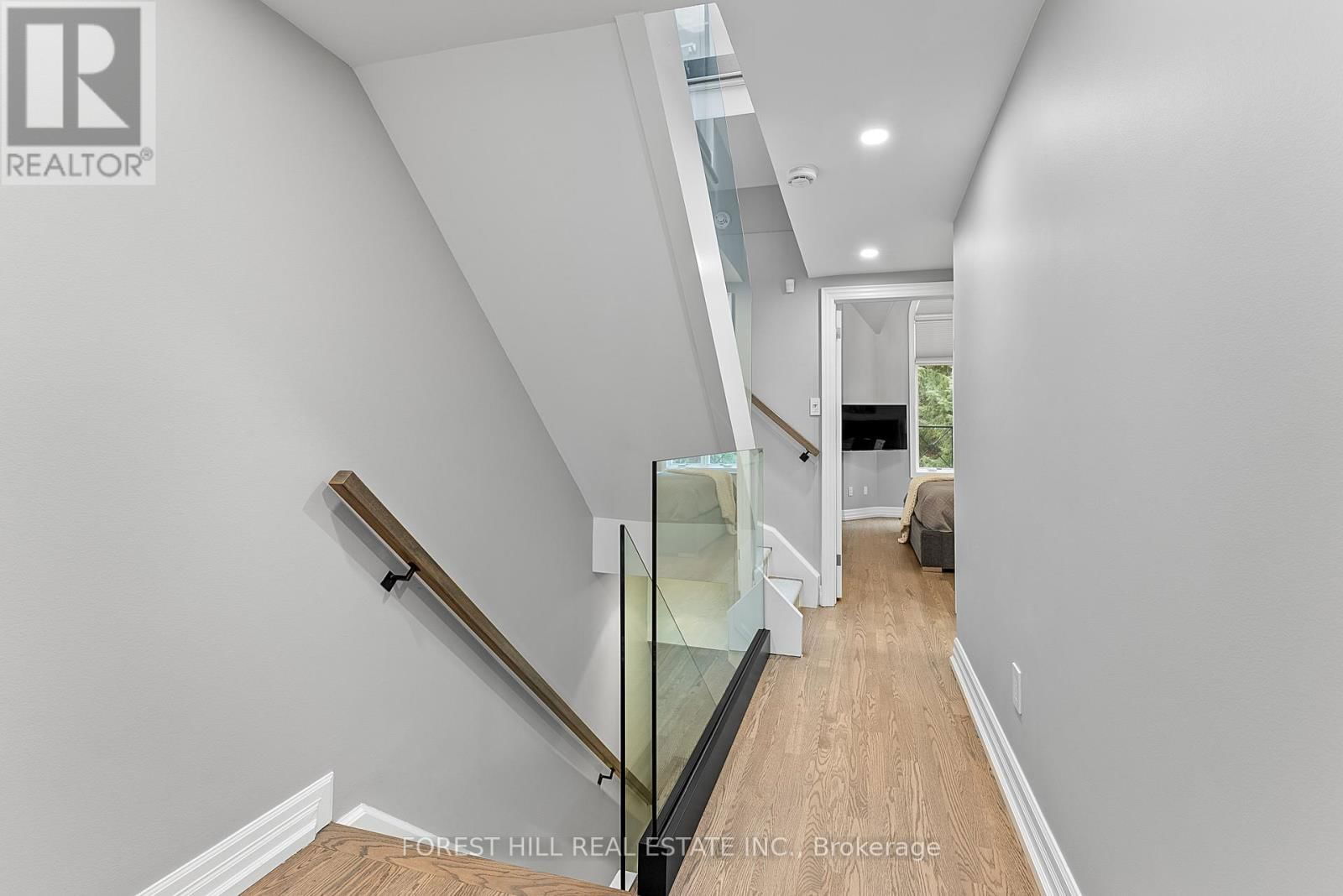 8 ALEX MEWS Image 21
