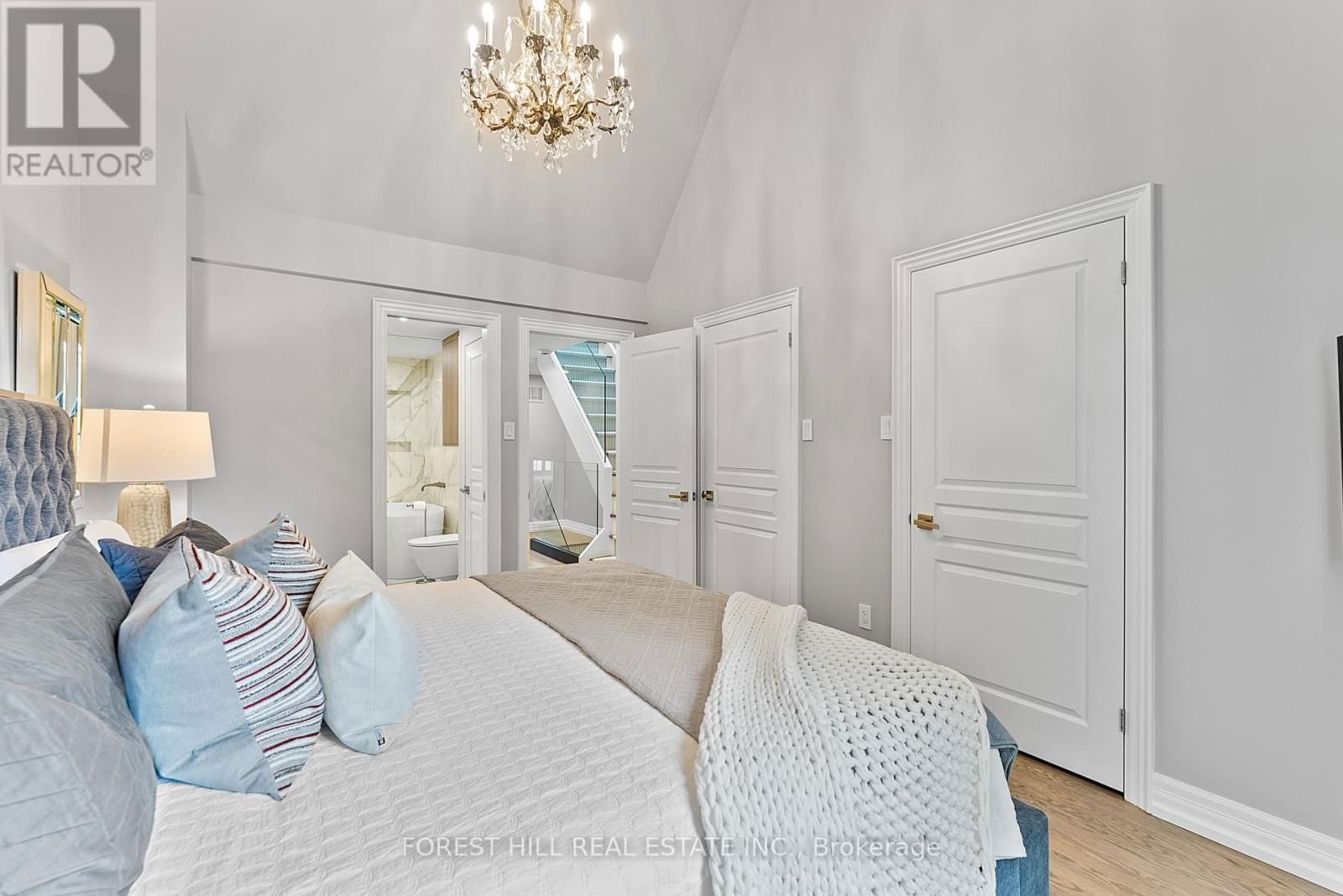8 ALEX MEWS Image 25