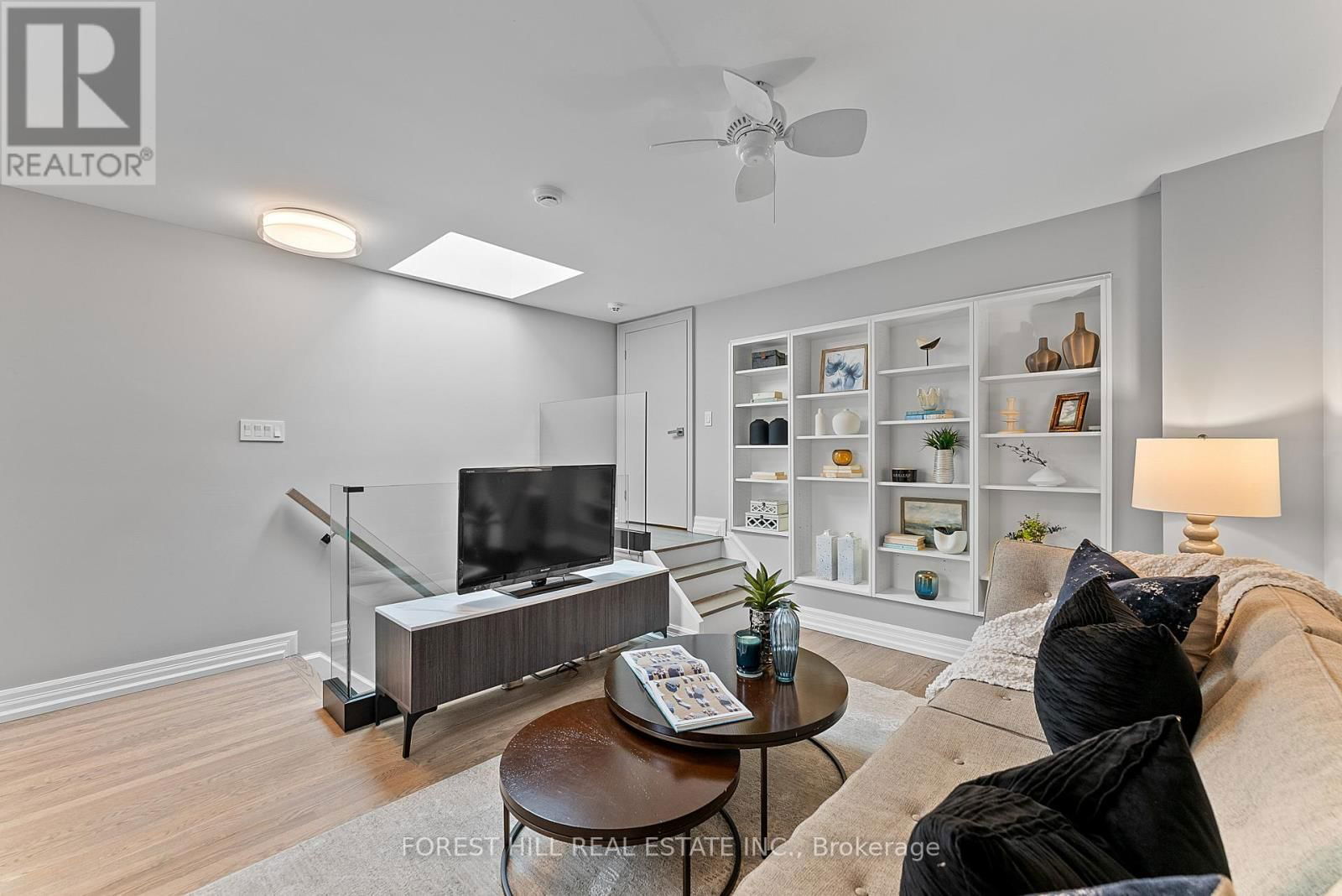 8 ALEX MEWS Image 33