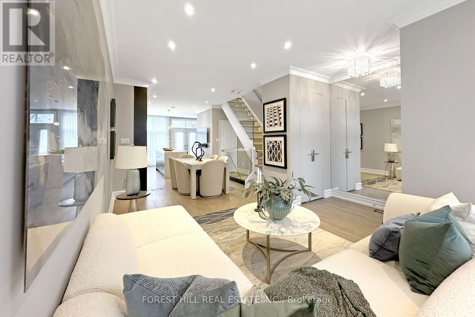 8 ALEX MEWS Image 8