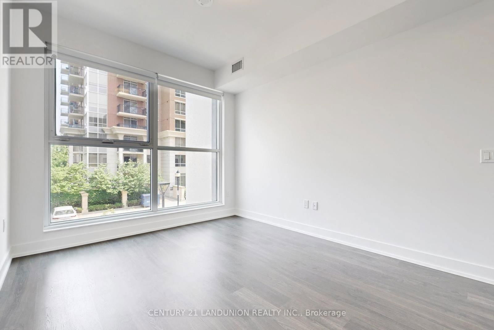 302 - 30 INN ON THE PARK DRIVE Image 19