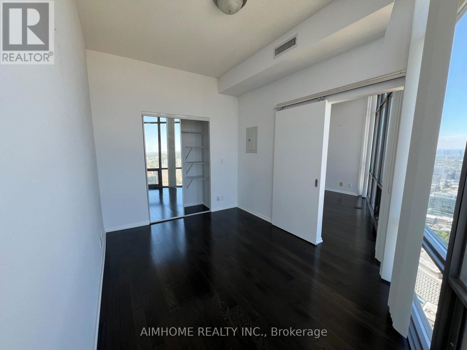 5004 - 832 BAY STREET Image 4