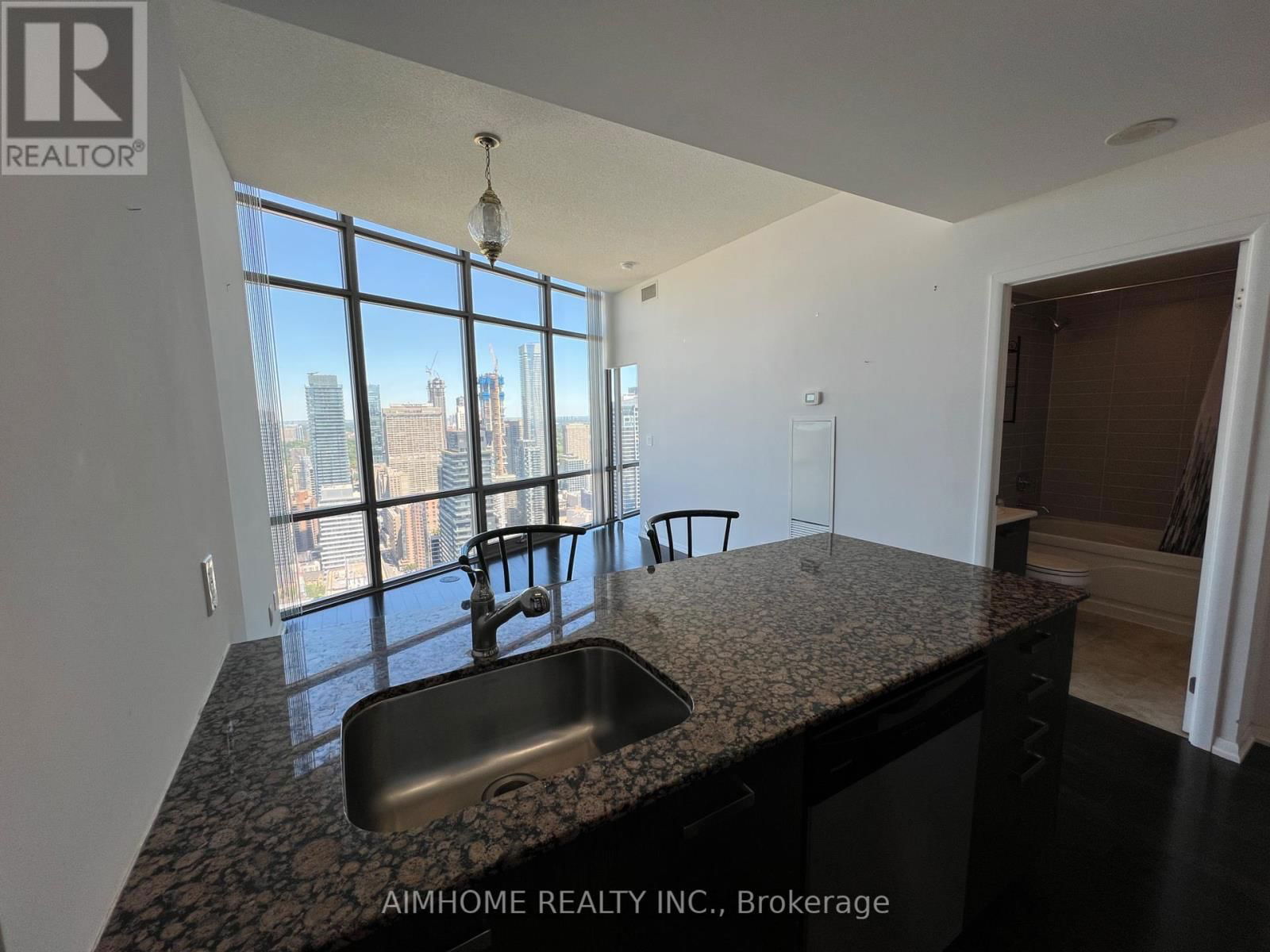 5004 - 832 BAY STREET Image 5