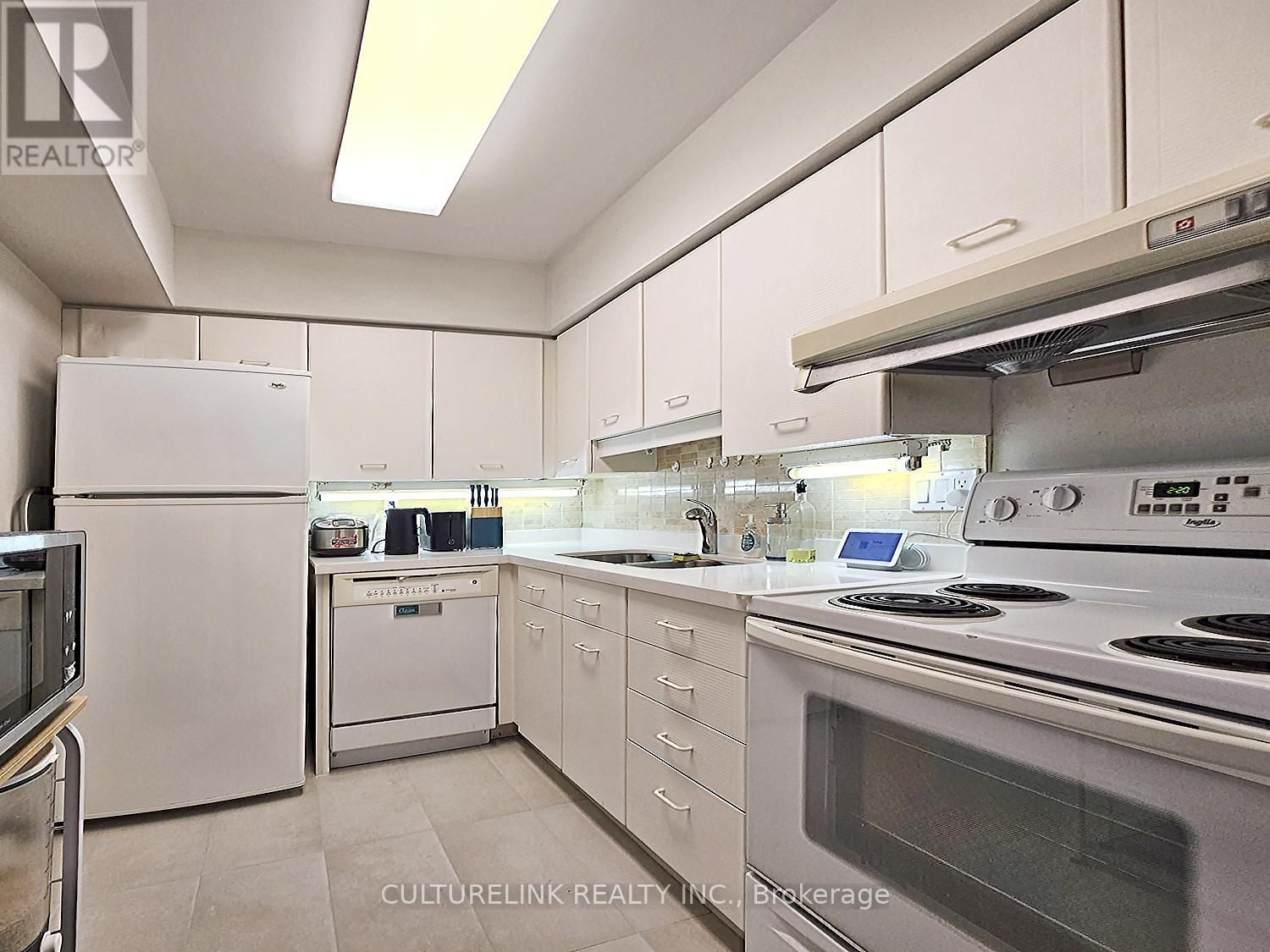 2215 - 30 GREENFIELD AVENUE Image 12