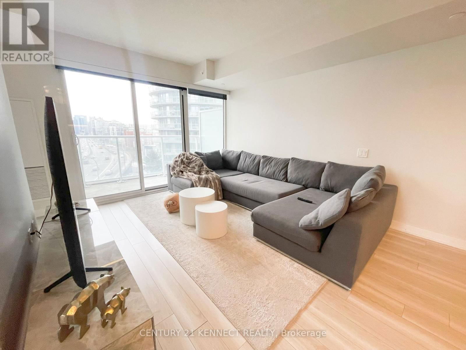 1010 - 17 BATHURST STREET Image 3