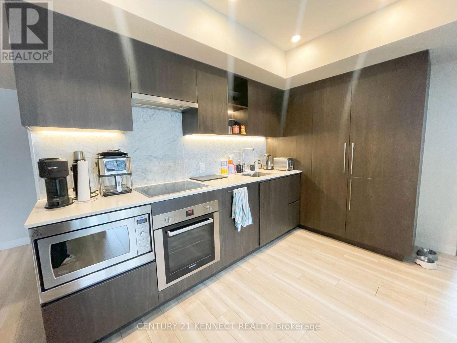 1010 - 17 BATHURST STREET Image 7