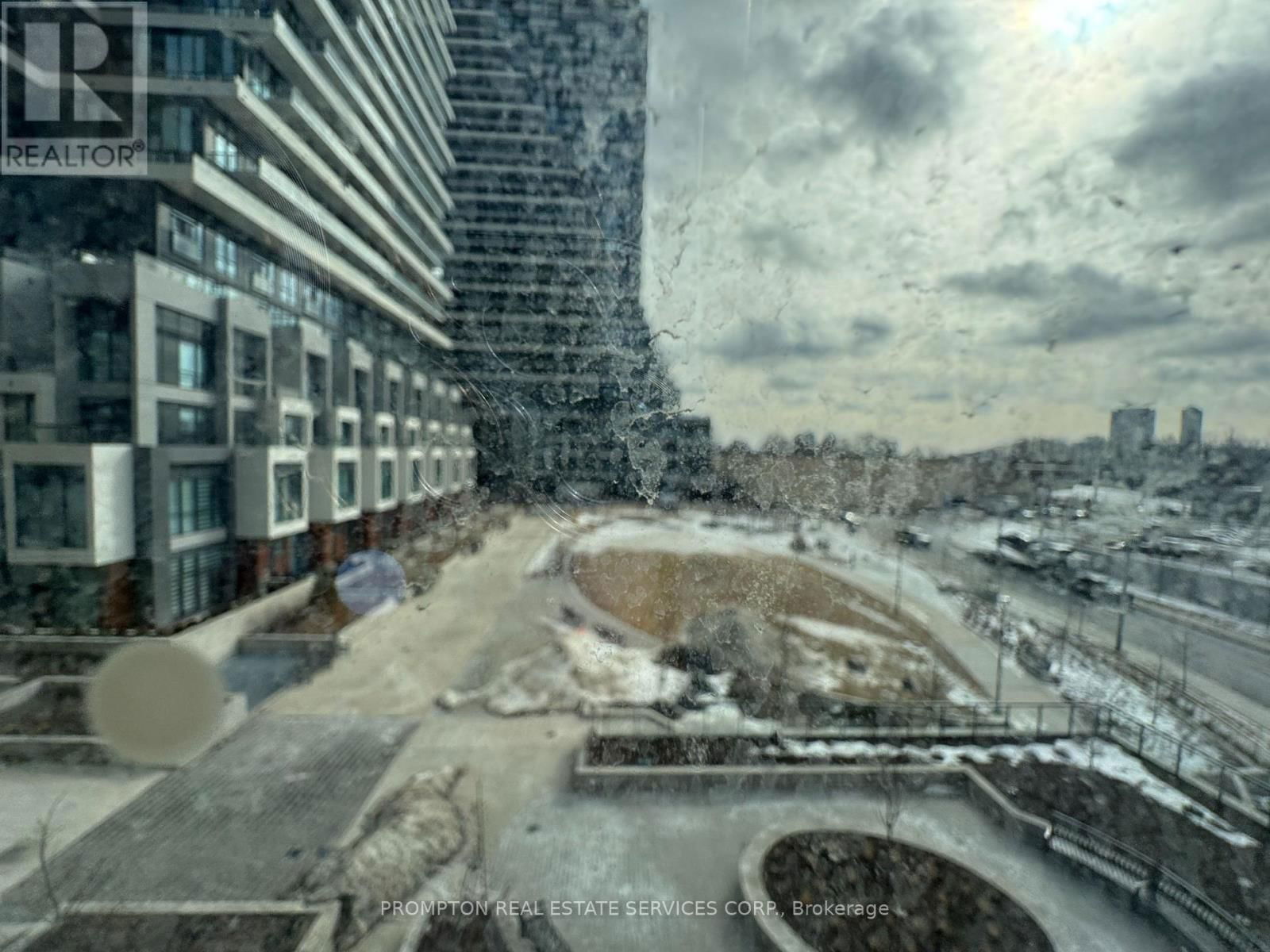 310 - 10 INN ON THE PARK DRIVE Image 3