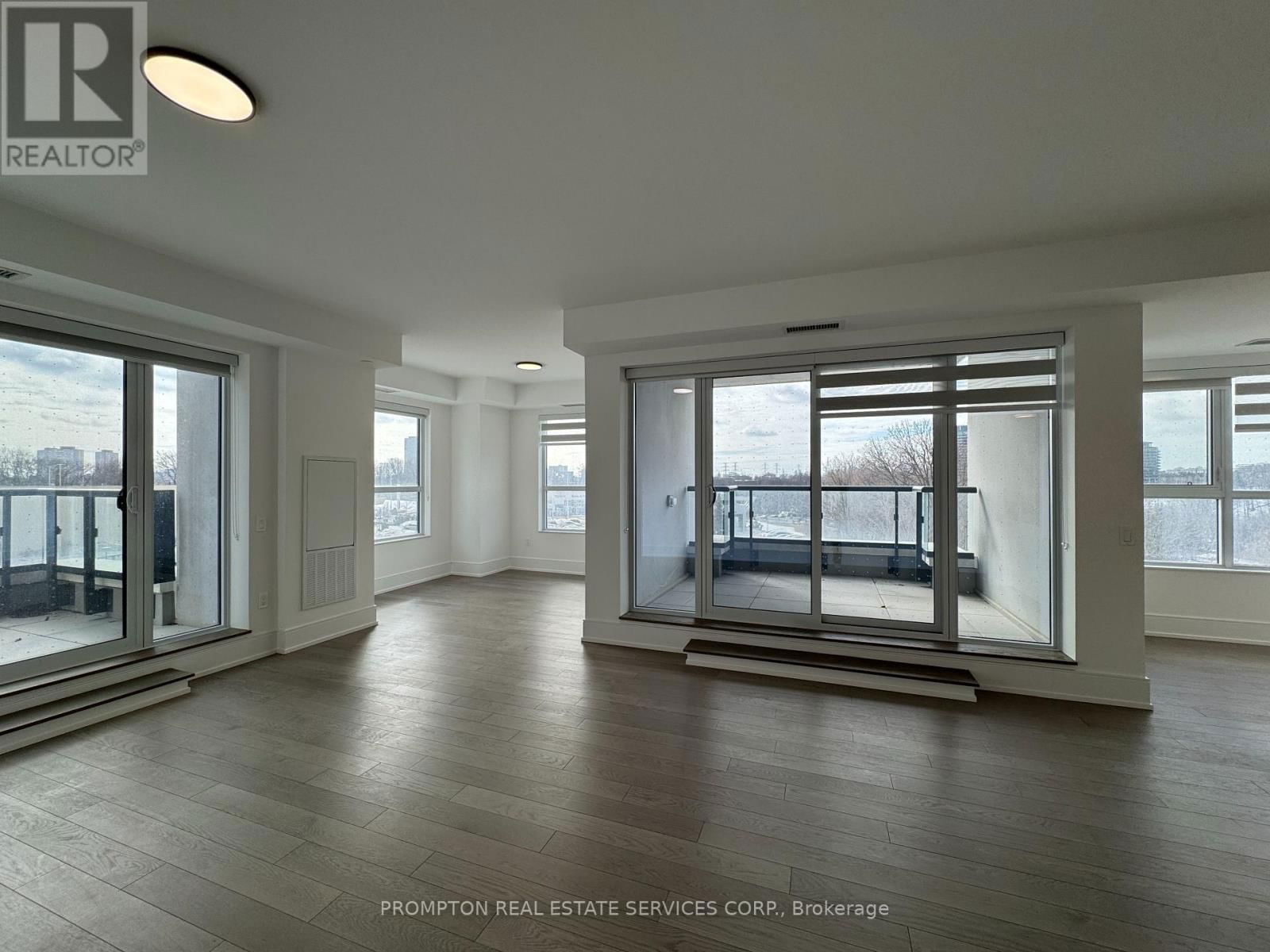 310 - 10 INN ON THE PARK DRIVE Image 7