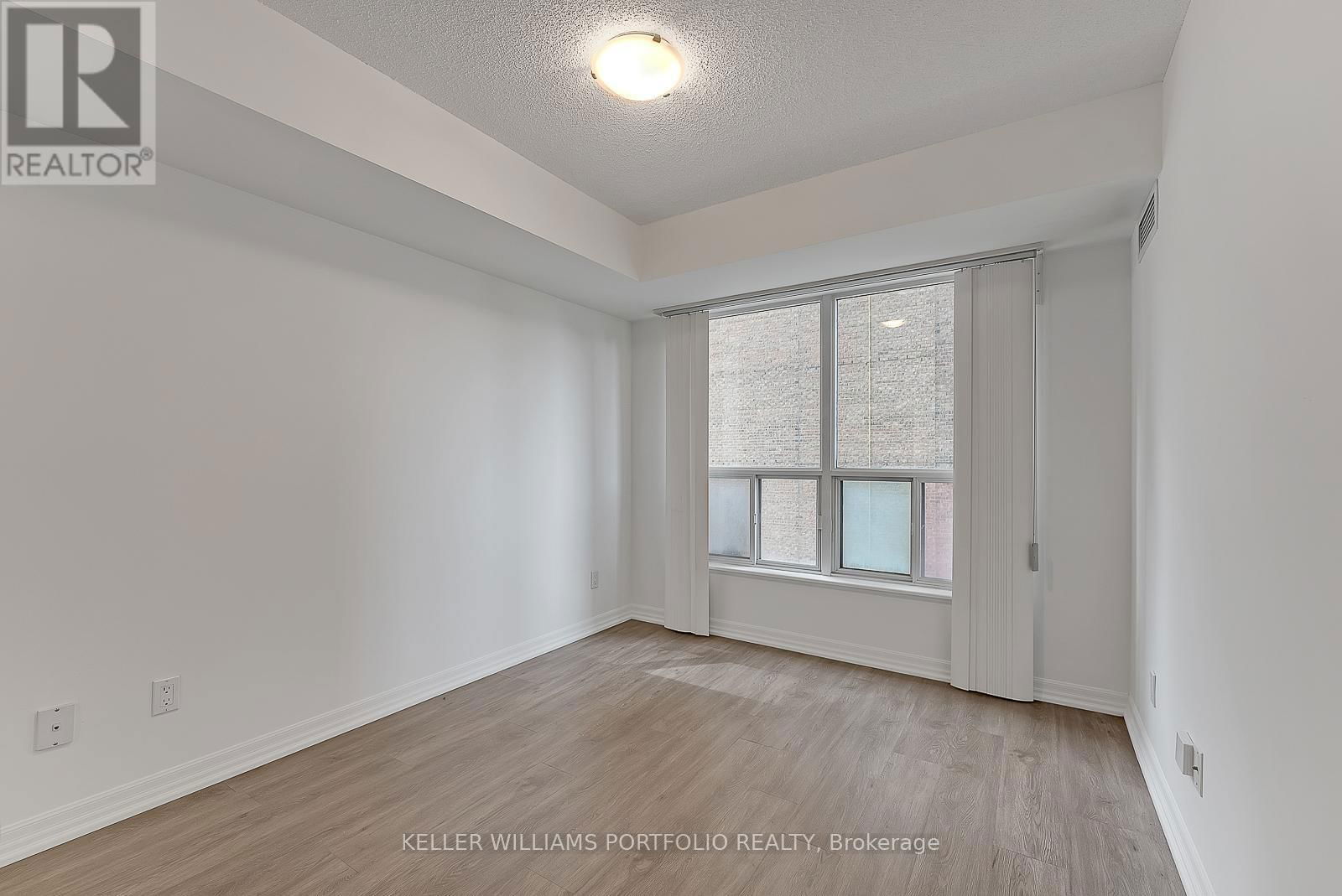 812 - 300 BLOOR STREET EAST Image 15