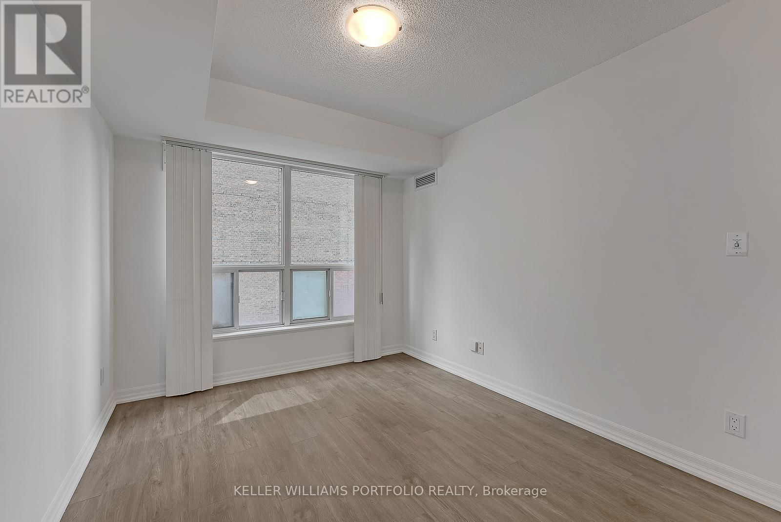 812 - 300 BLOOR STREET EAST Image 16
