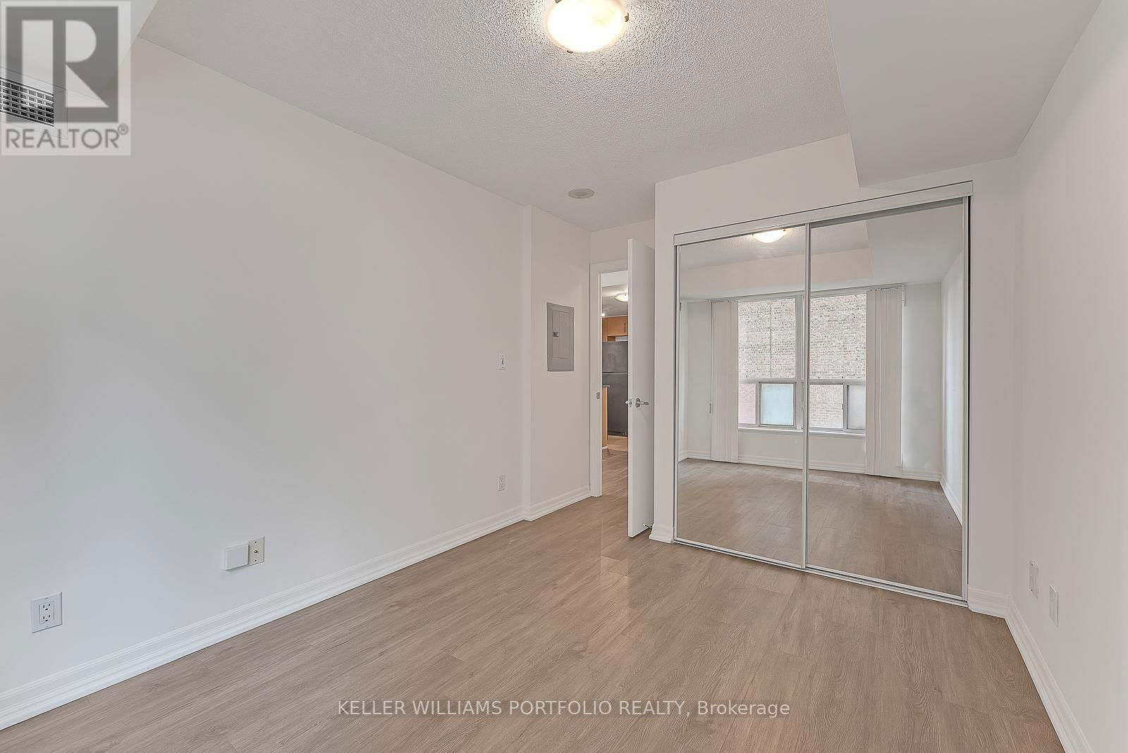 812 - 300 BLOOR STREET EAST Image 18