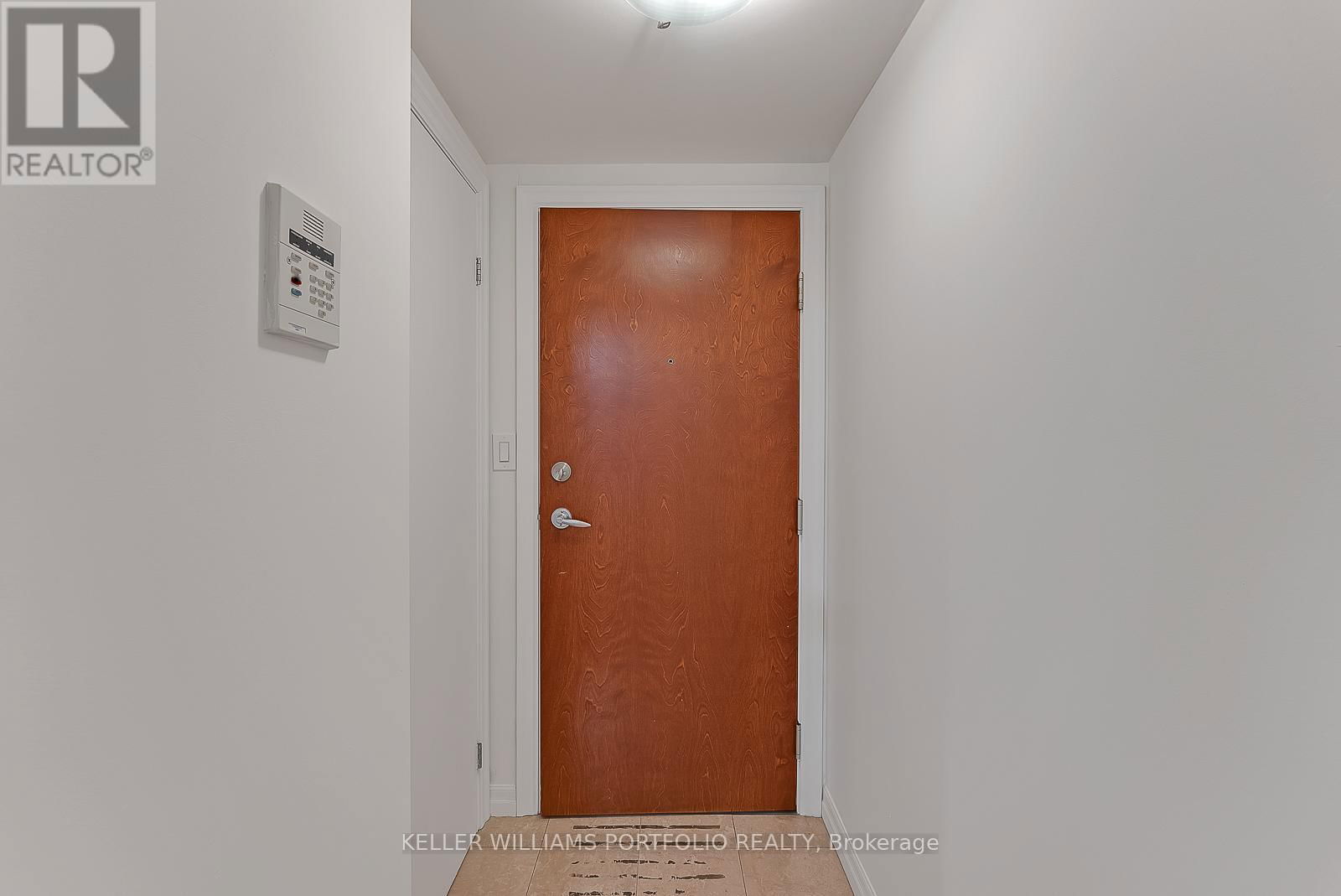 812 - 300 BLOOR STREET EAST Image 3