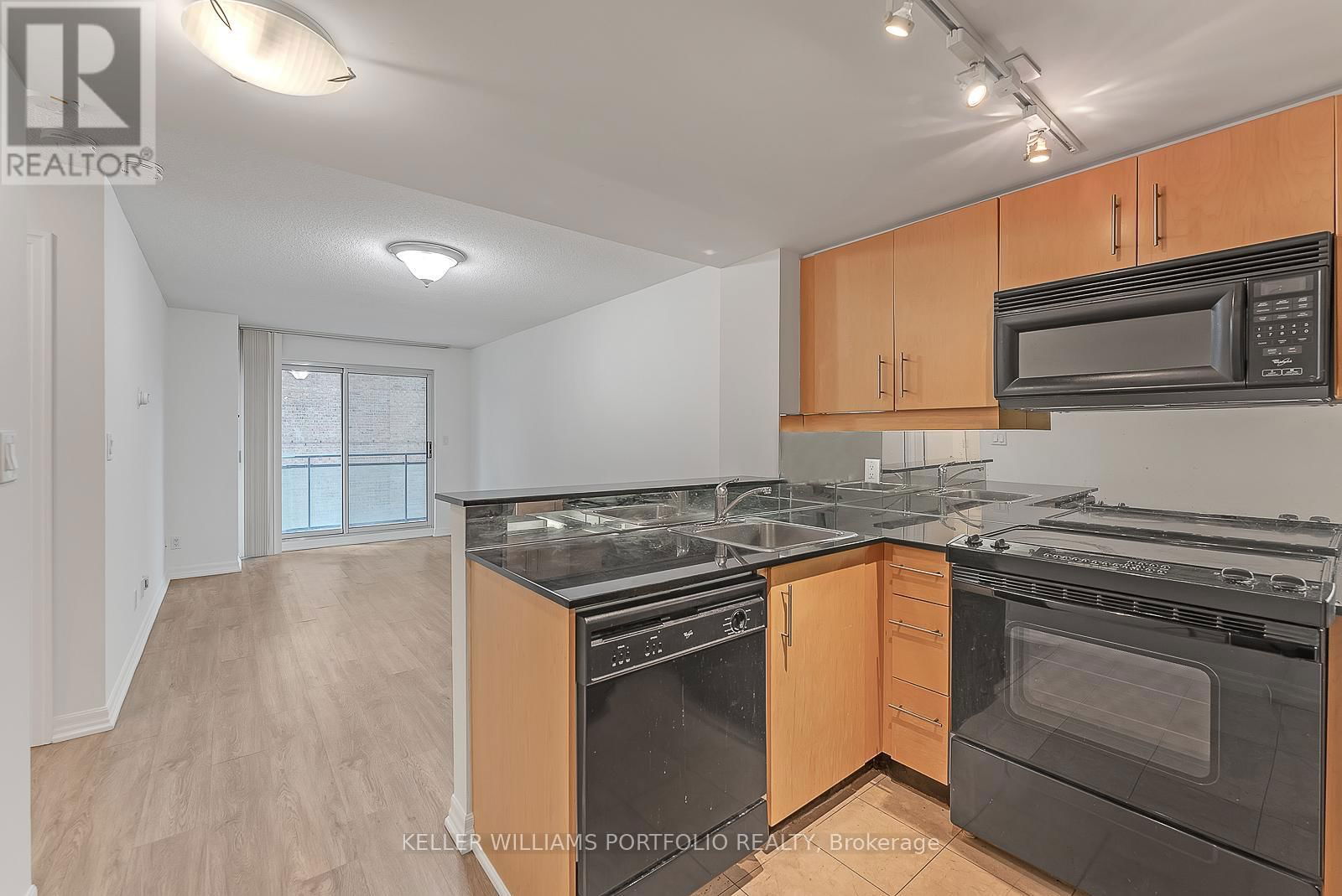 812 - 300 BLOOR STREET EAST Image 4