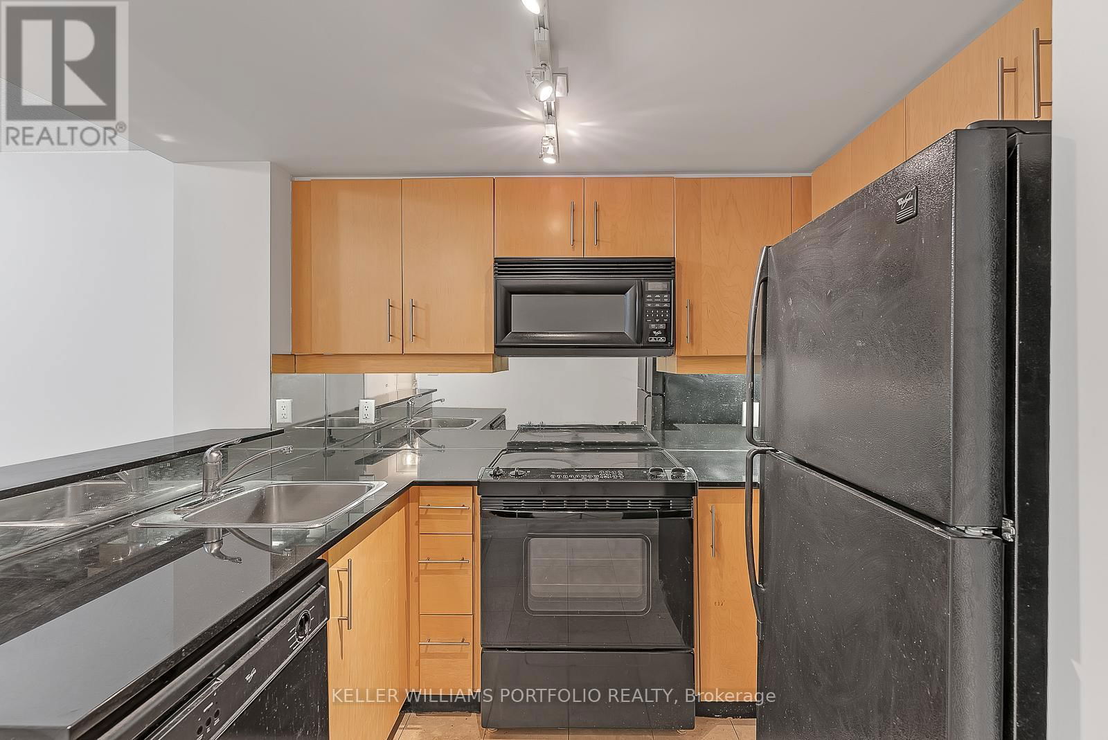 812 - 300 BLOOR STREET EAST Image 5