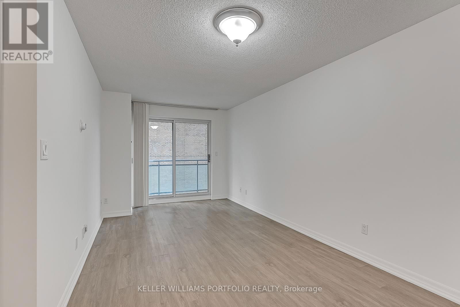 812 - 300 BLOOR STREET EAST Image 9