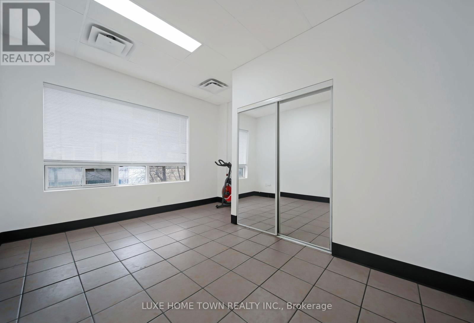 842 DUNDAS STREET WEST Image 18