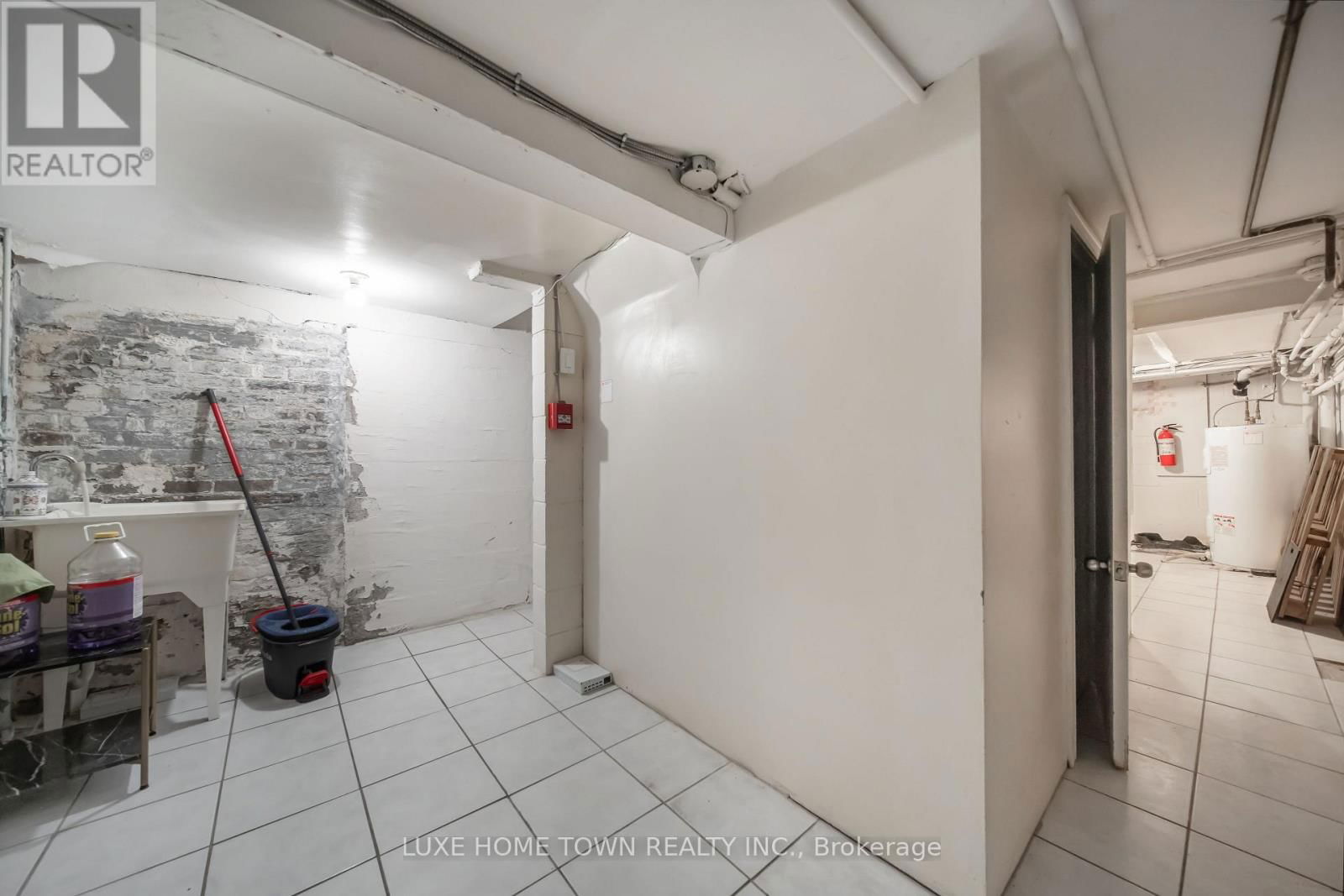 842 DUNDAS STREET WEST Image 27