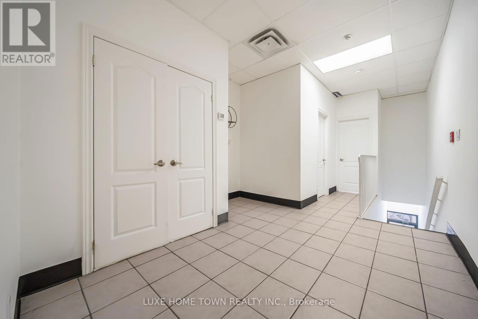 842 DUNDAS STREET WEST Image 30