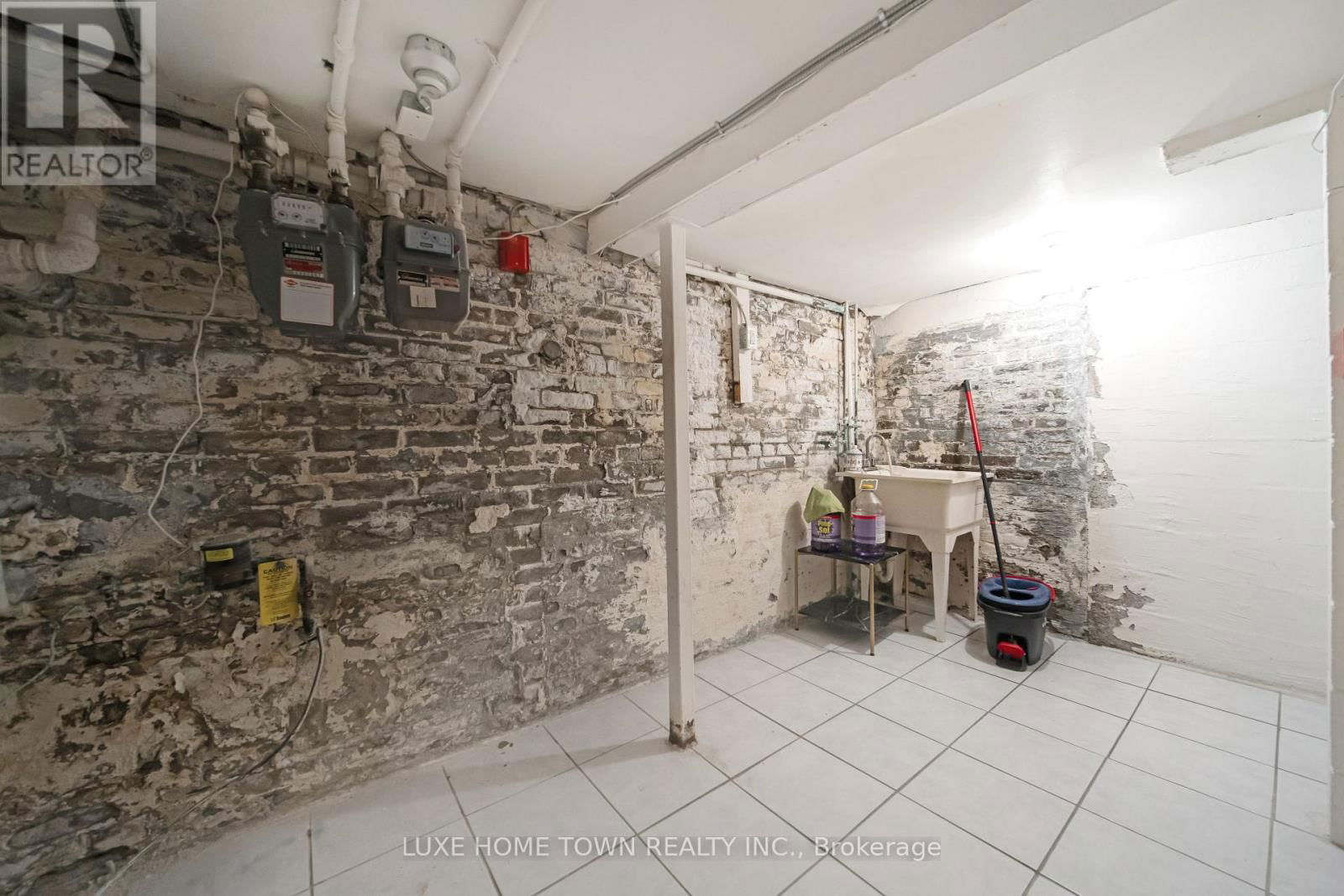 842 DUNDAS STREET WEST Image 31