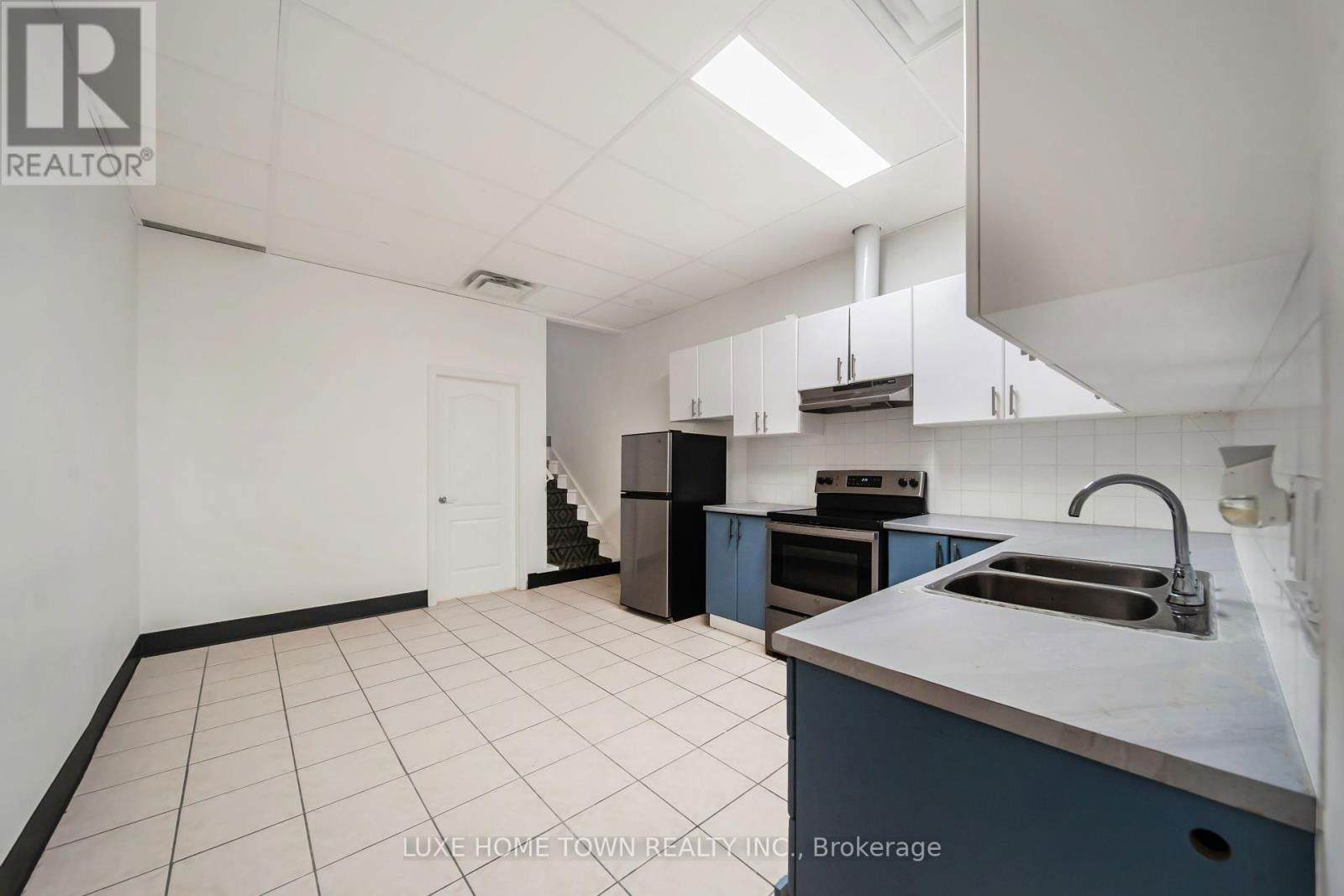 842 DUNDAS STREET WEST Image 40
