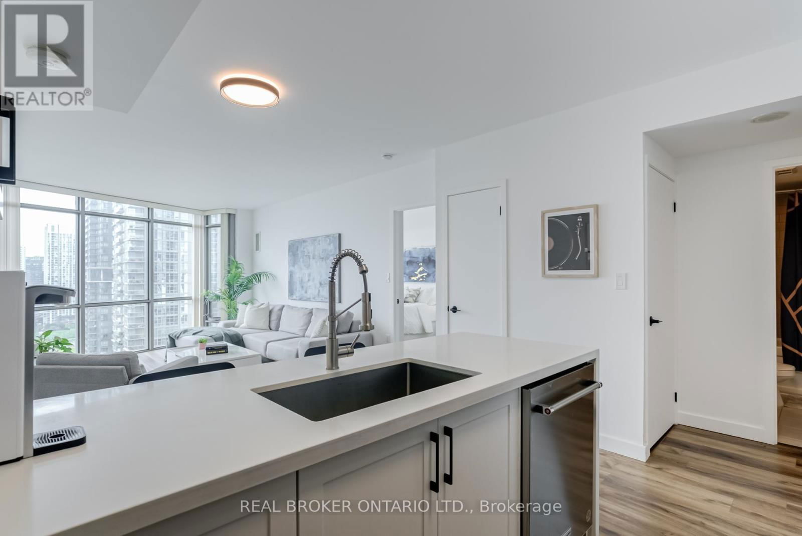 2605 - 5 MARINER TERRACE Image 5