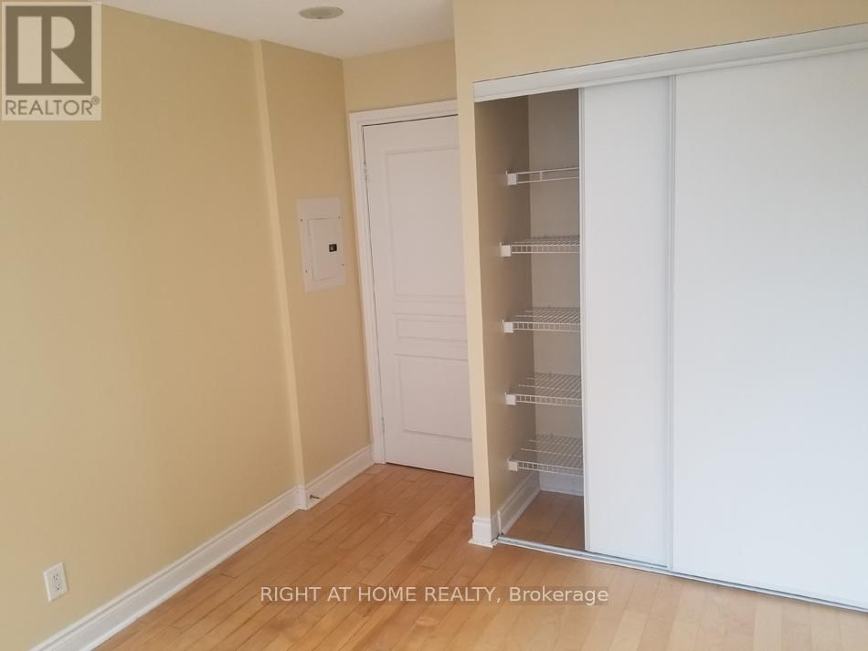 1716 - 15 NORTHTOWN WAY Image 5
