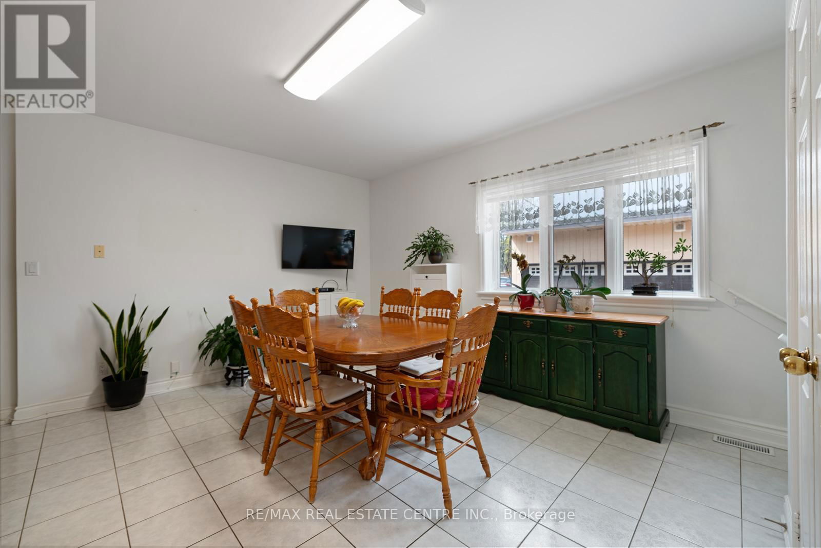14 CHURCHILL AVENUE Image 11