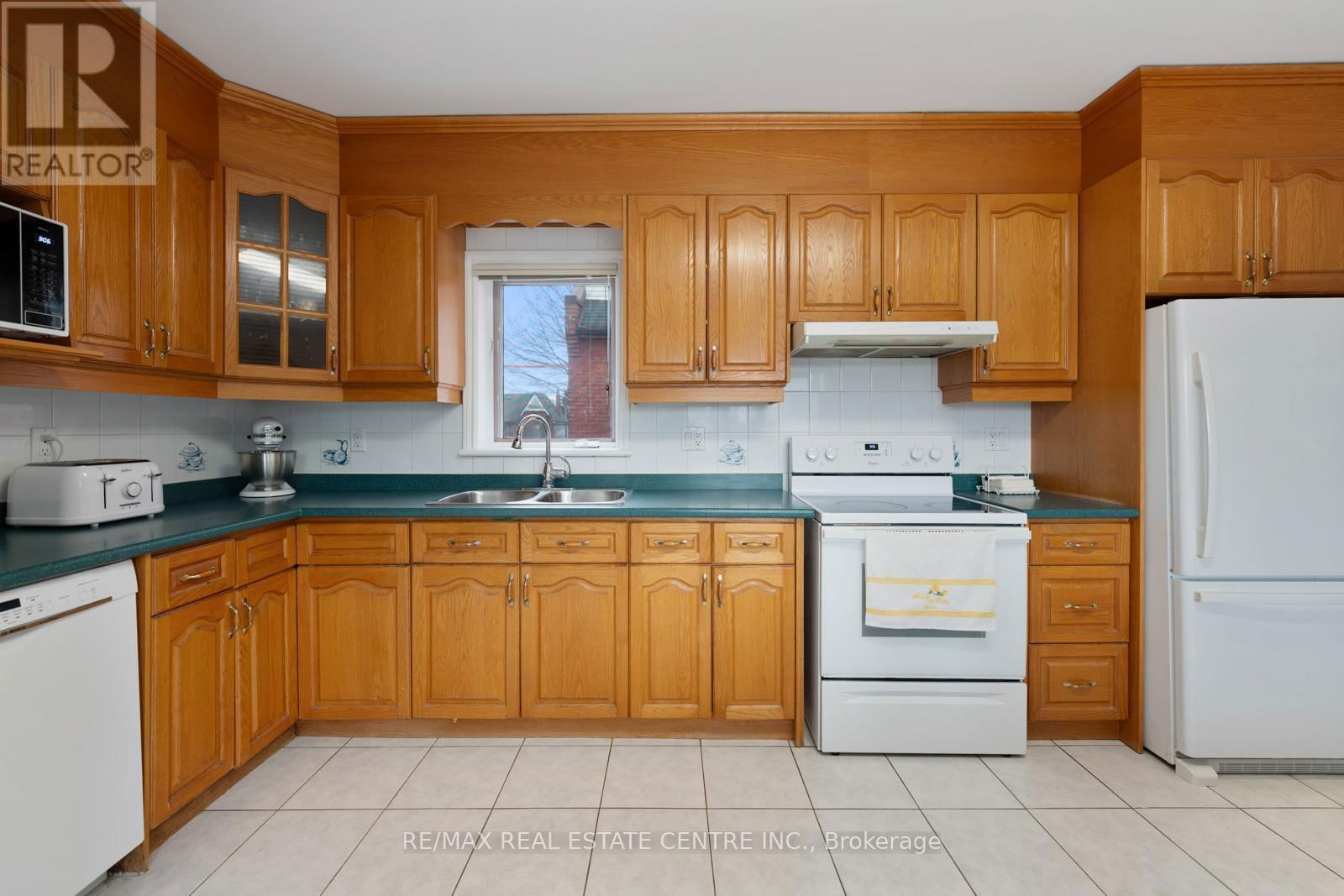 14 CHURCHILL AVENUE Image 24