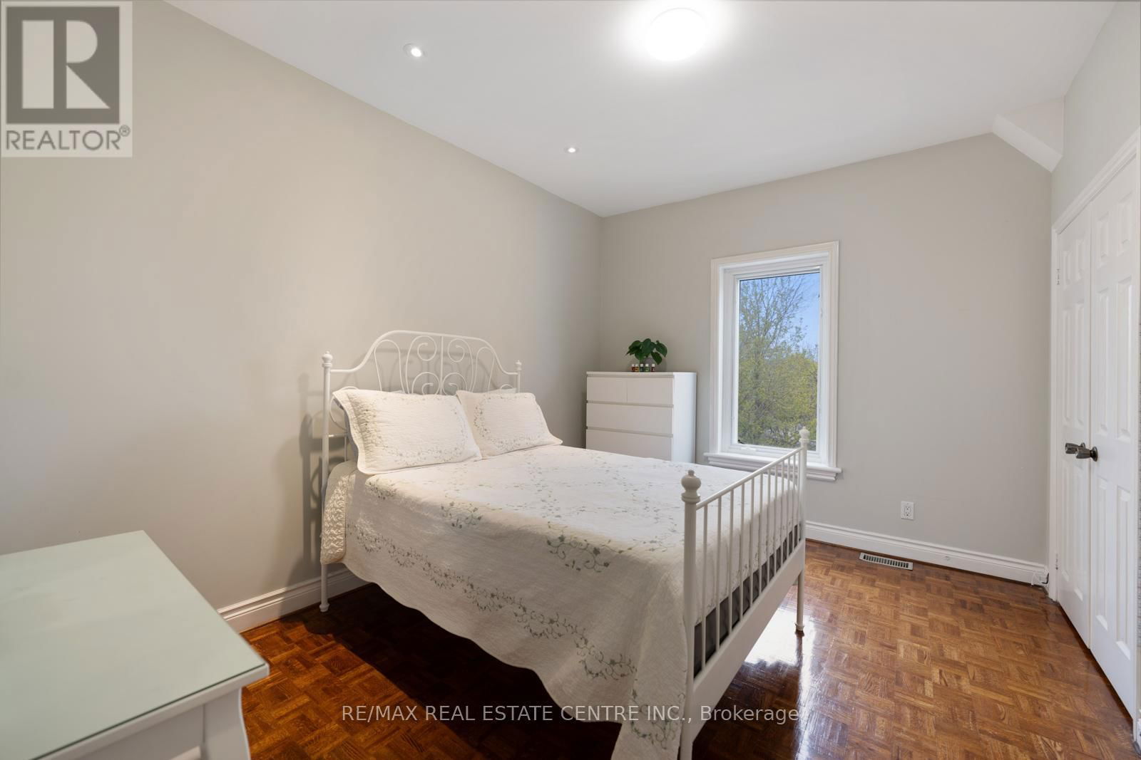 14 CHURCHILL AVENUE Image 30