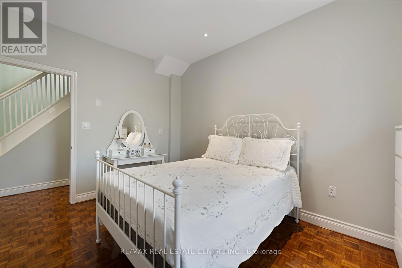 14 CHURCHILL AVENUE Image 31