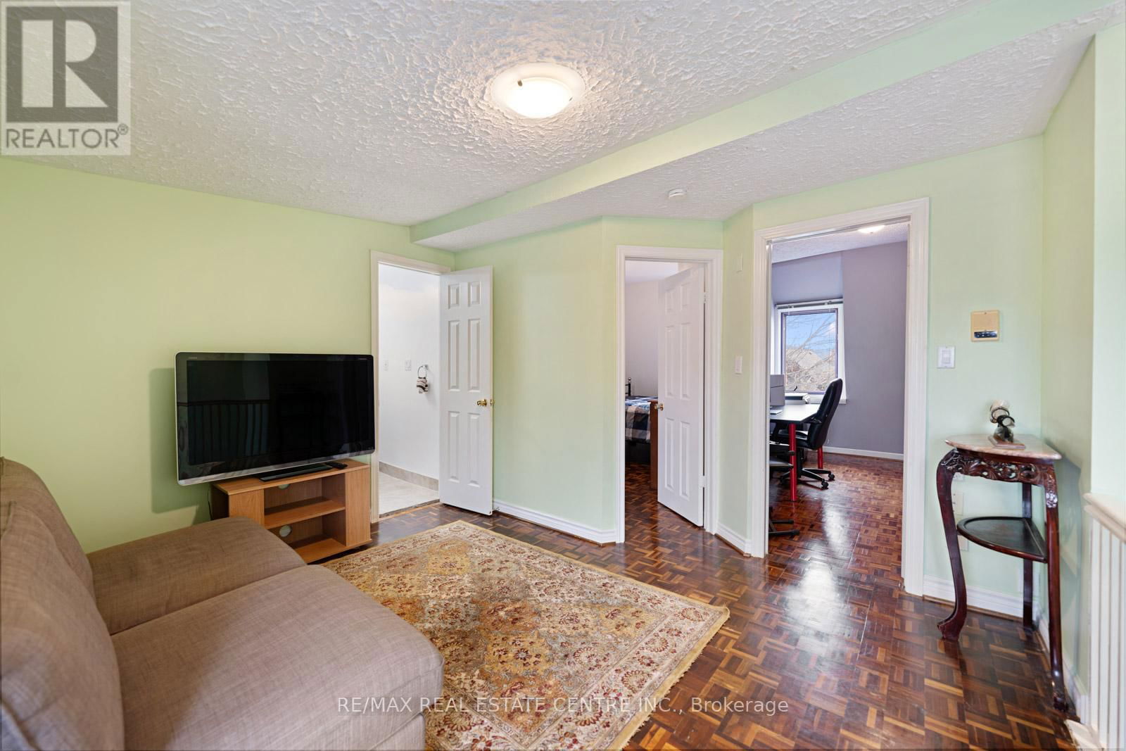 14 CHURCHILL AVENUE Image 32