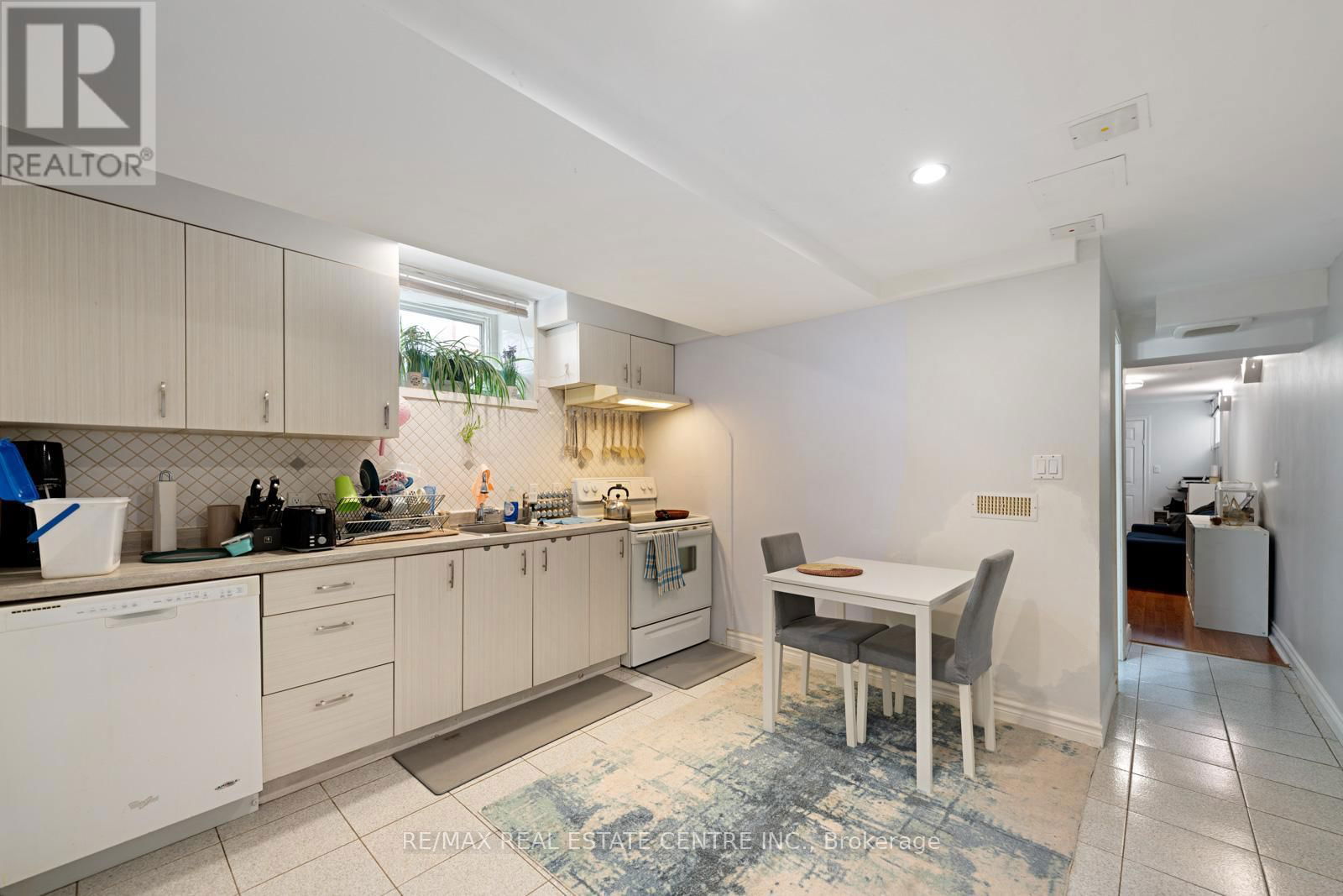 14 CHURCHILL AVENUE Image 39