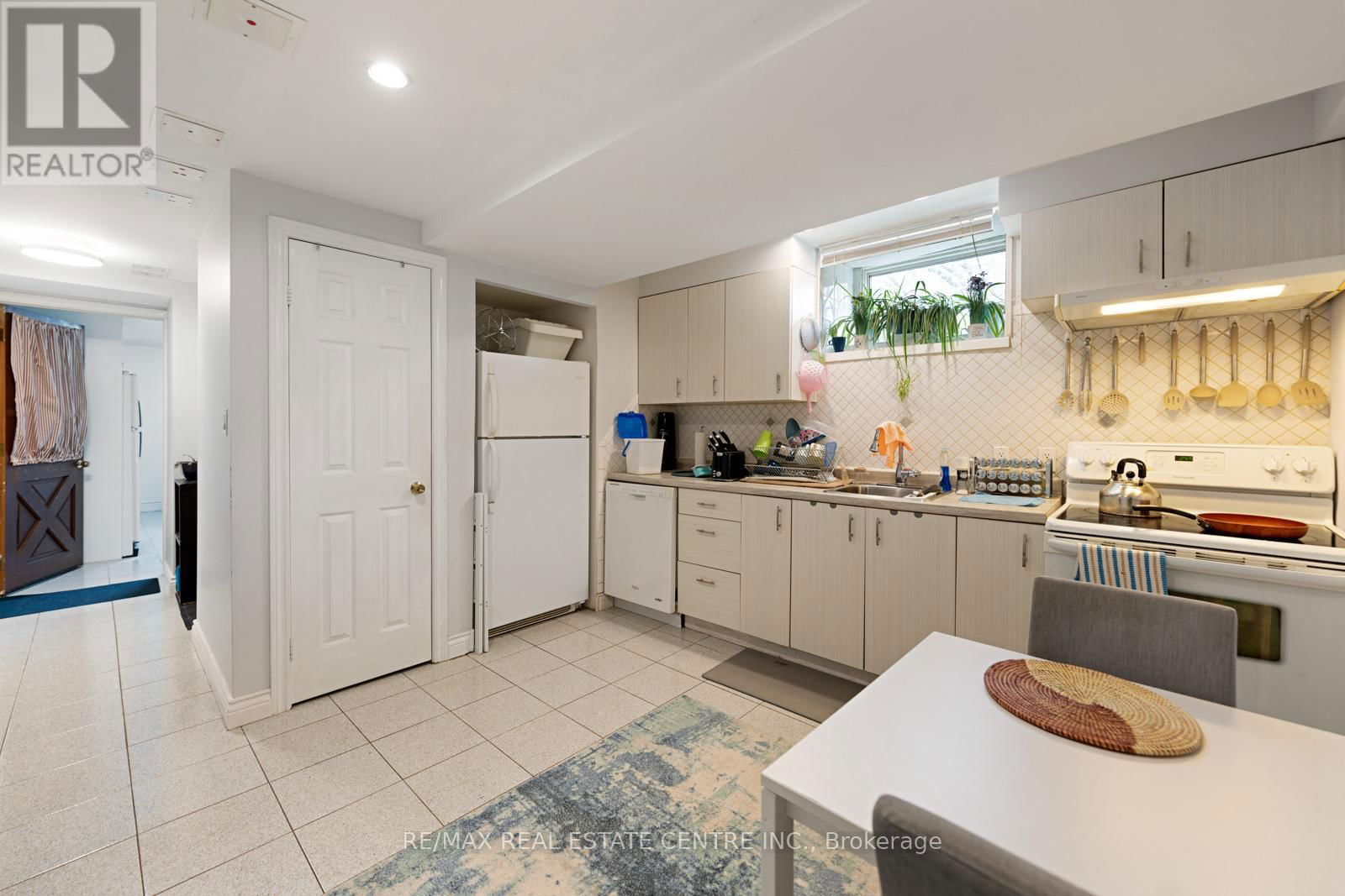 14 CHURCHILL AVENUE Image 40