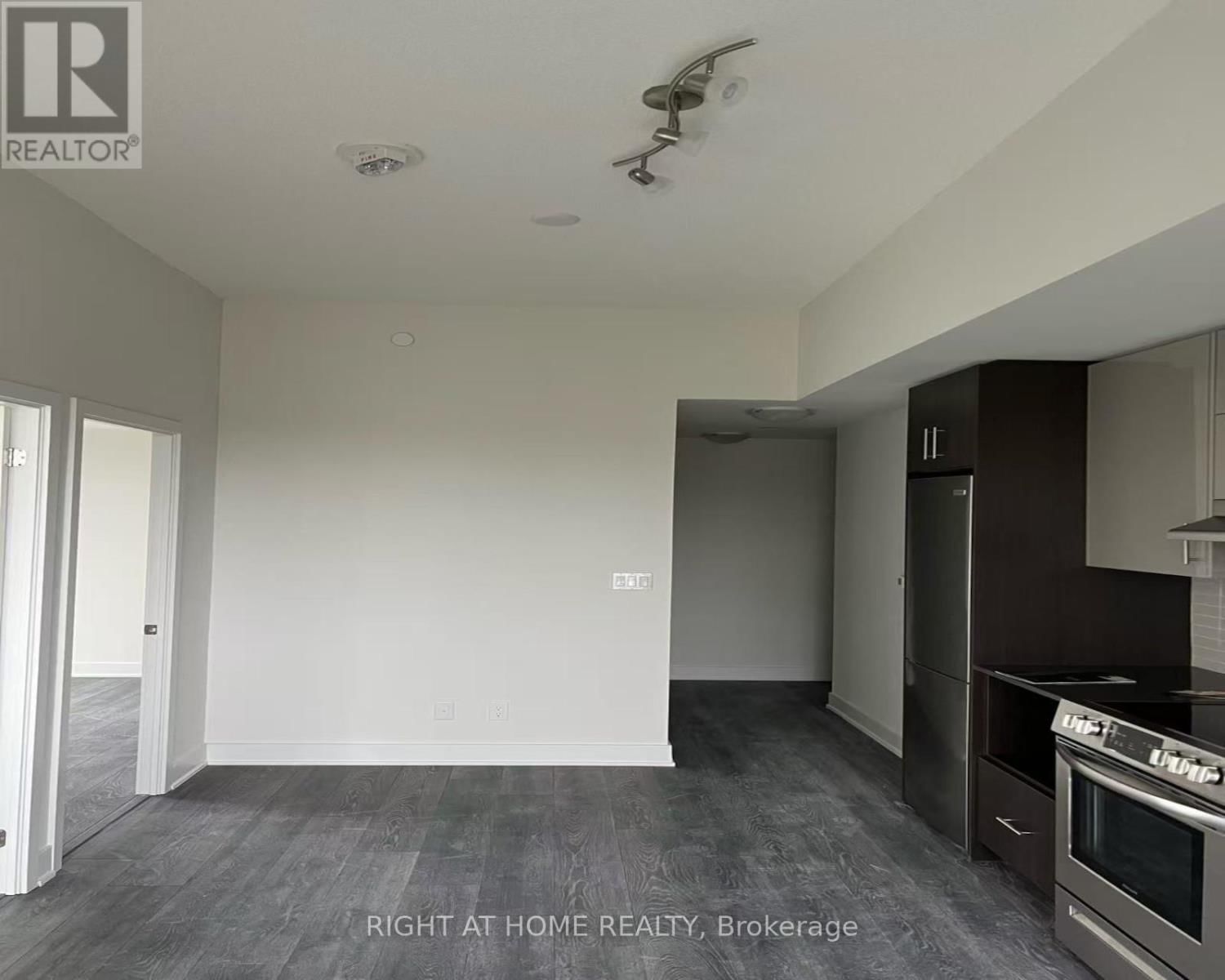 515 - 188 FAIRVIEW MALL DRIVE Image 3