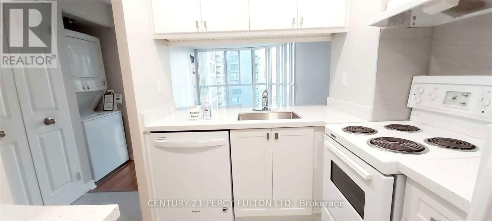 1512 - 736 BAY STREET Image 5
