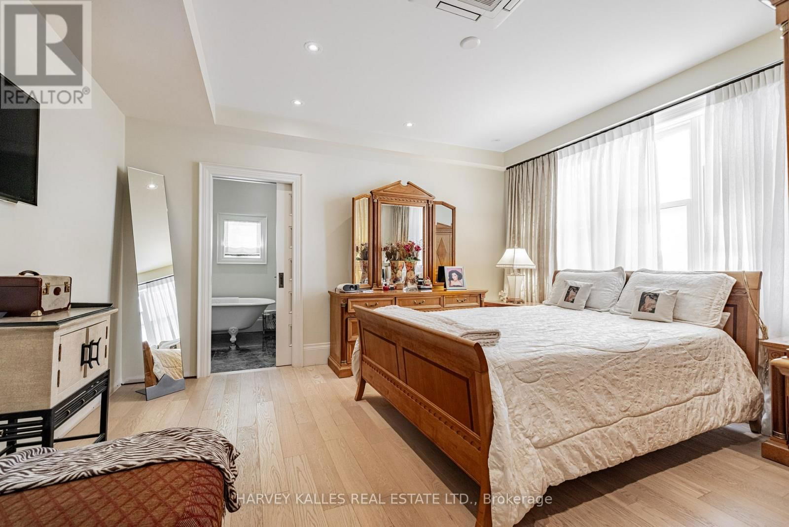 386 PALMERSTON BOULEVARD Image 15