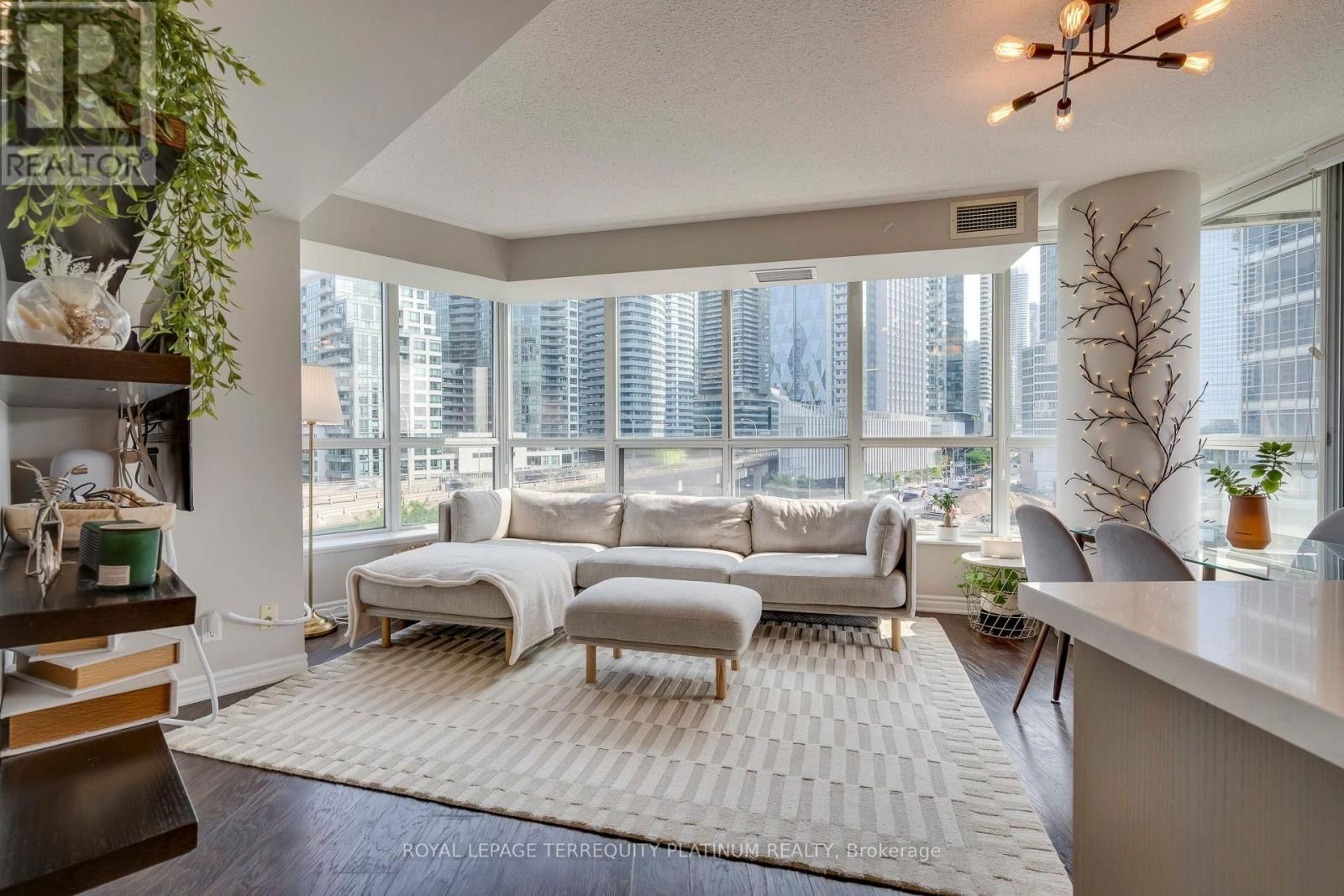 702 - 228 QUEENS QUAY WEST Image 1
