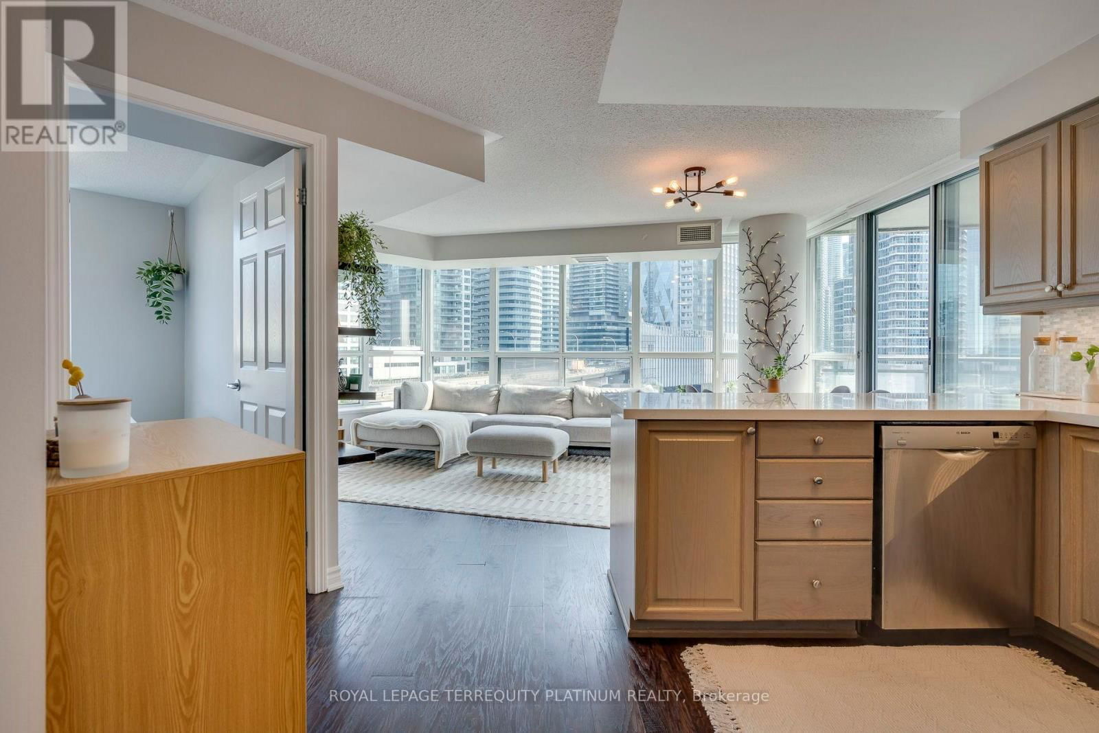 702 - 228 QUEENS QUAY WEST Image 6
