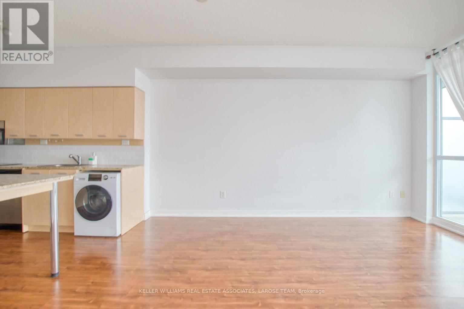2815 - 29 SINGER COURT Image 7